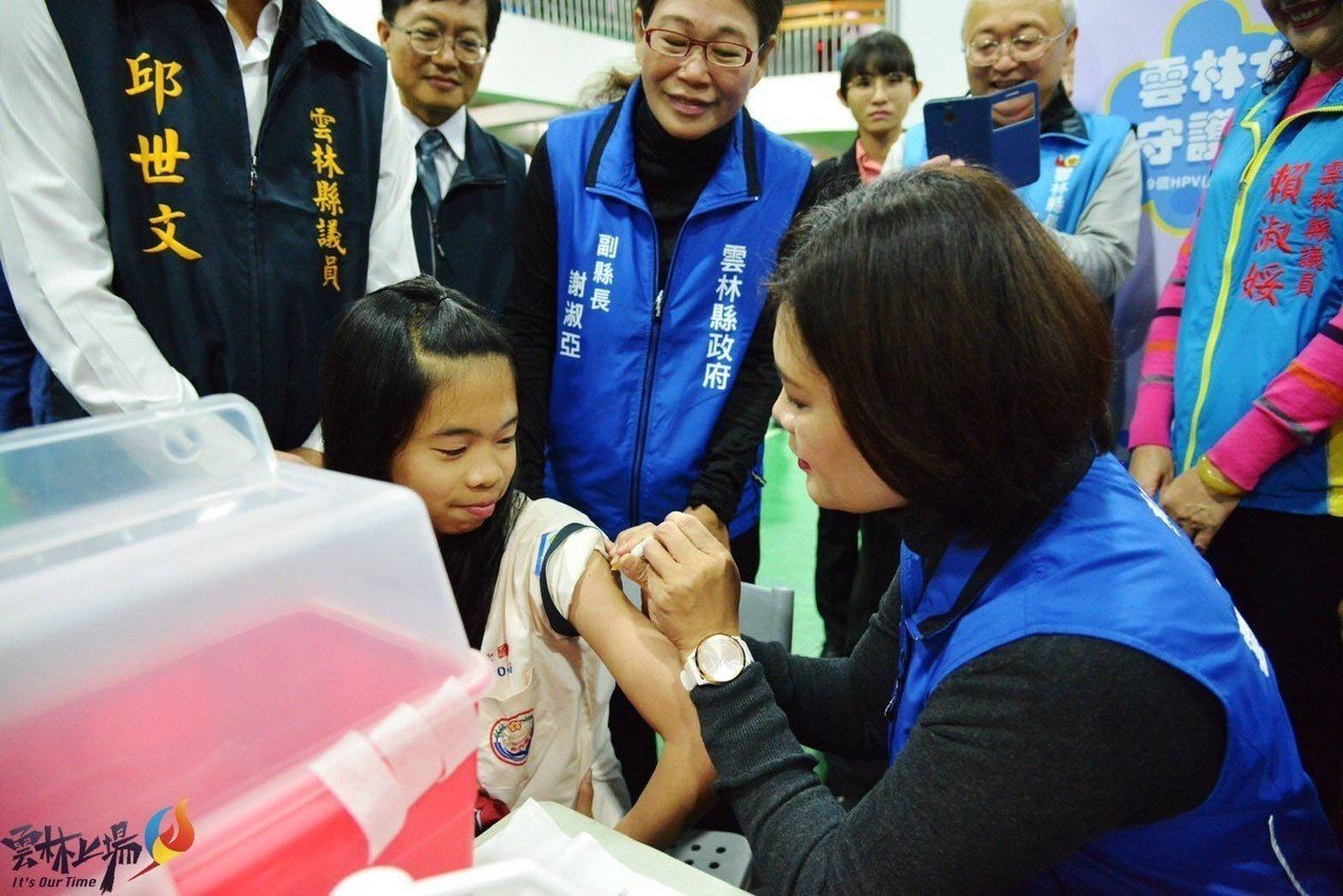 護理師出身的雲林縣長張麗善為女學生施打疫苗，但因為未辦理執業登記，將遭雲縣衛生局開罰。（翻攝自張麗善臉書）