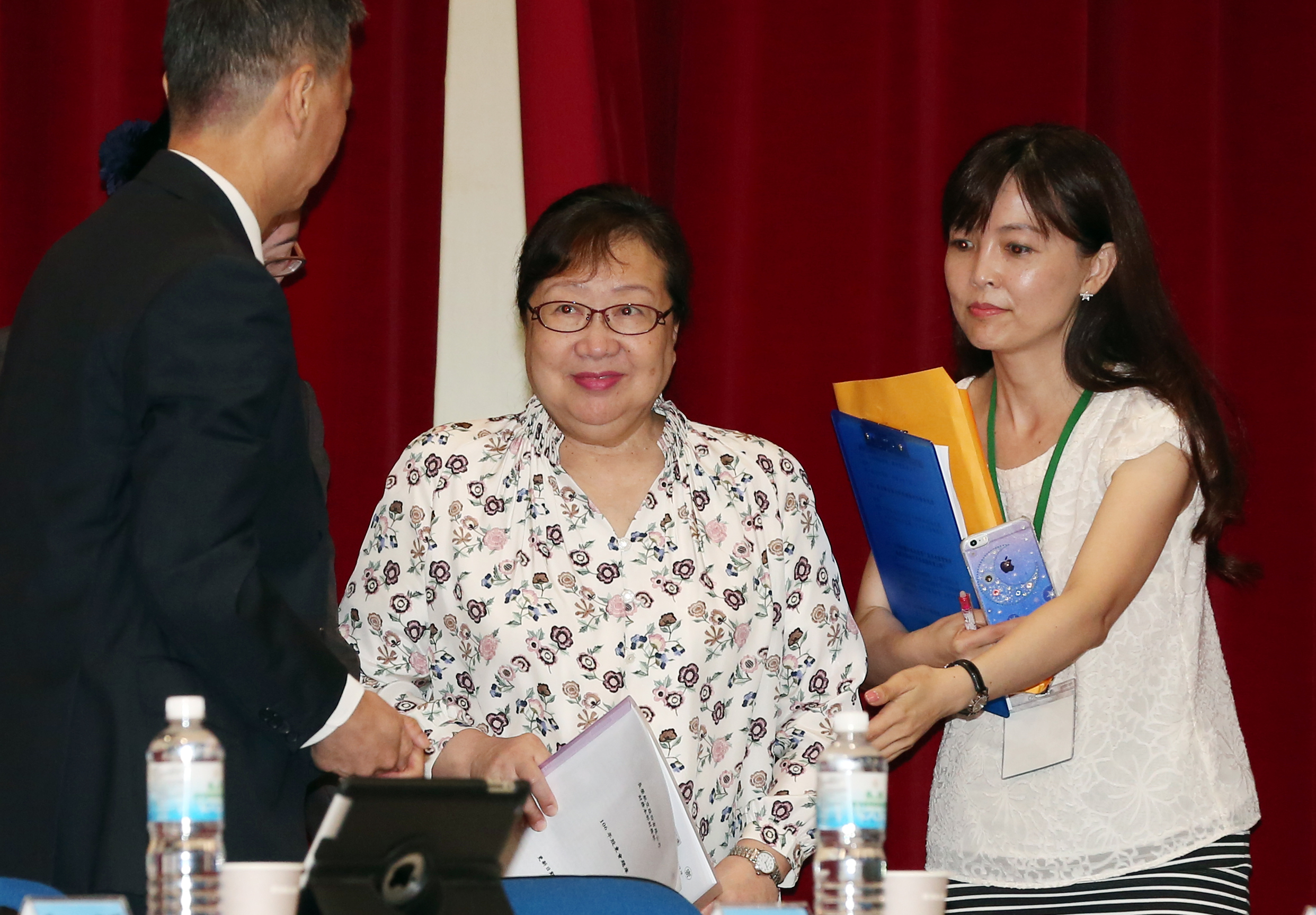 2016年創辦人張榮發辭世後，長榮集團就推行專業經理人制，柯麗卿（中）自那時起擔任長榮國際董座。