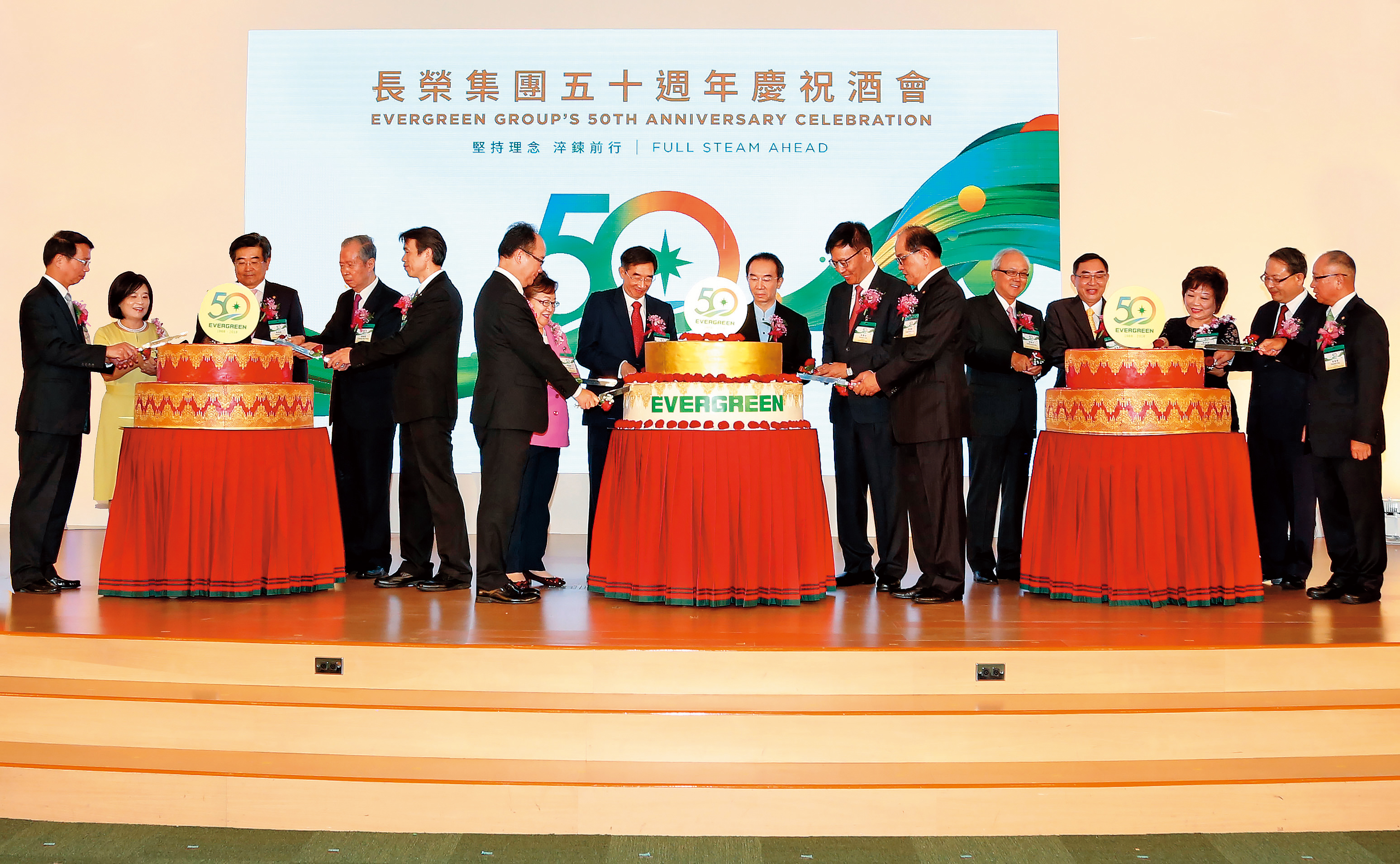 去年9月長榮集團歡慶50週年，張國華、張國政、柯麗卿都出席站台，不到半年雙方就翻臉宣戰。（翻攝長榮官網）