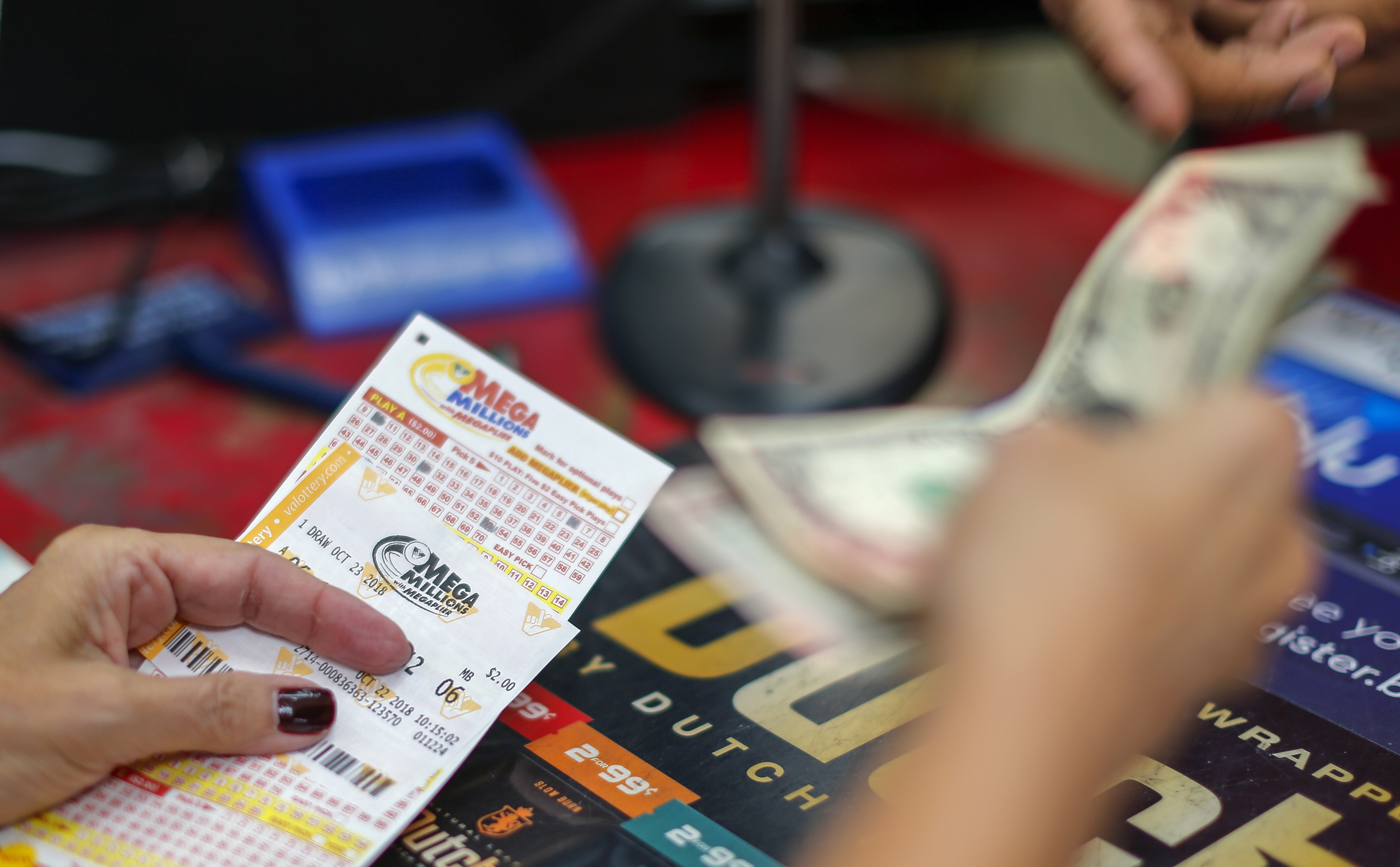 美國一名女子腦中一直浮現「1、0、3、1」這4個數字，她用這4個數字買了30張彩券全中，成功抱走463萬元獎金。圖為示意圖。（東方IC）