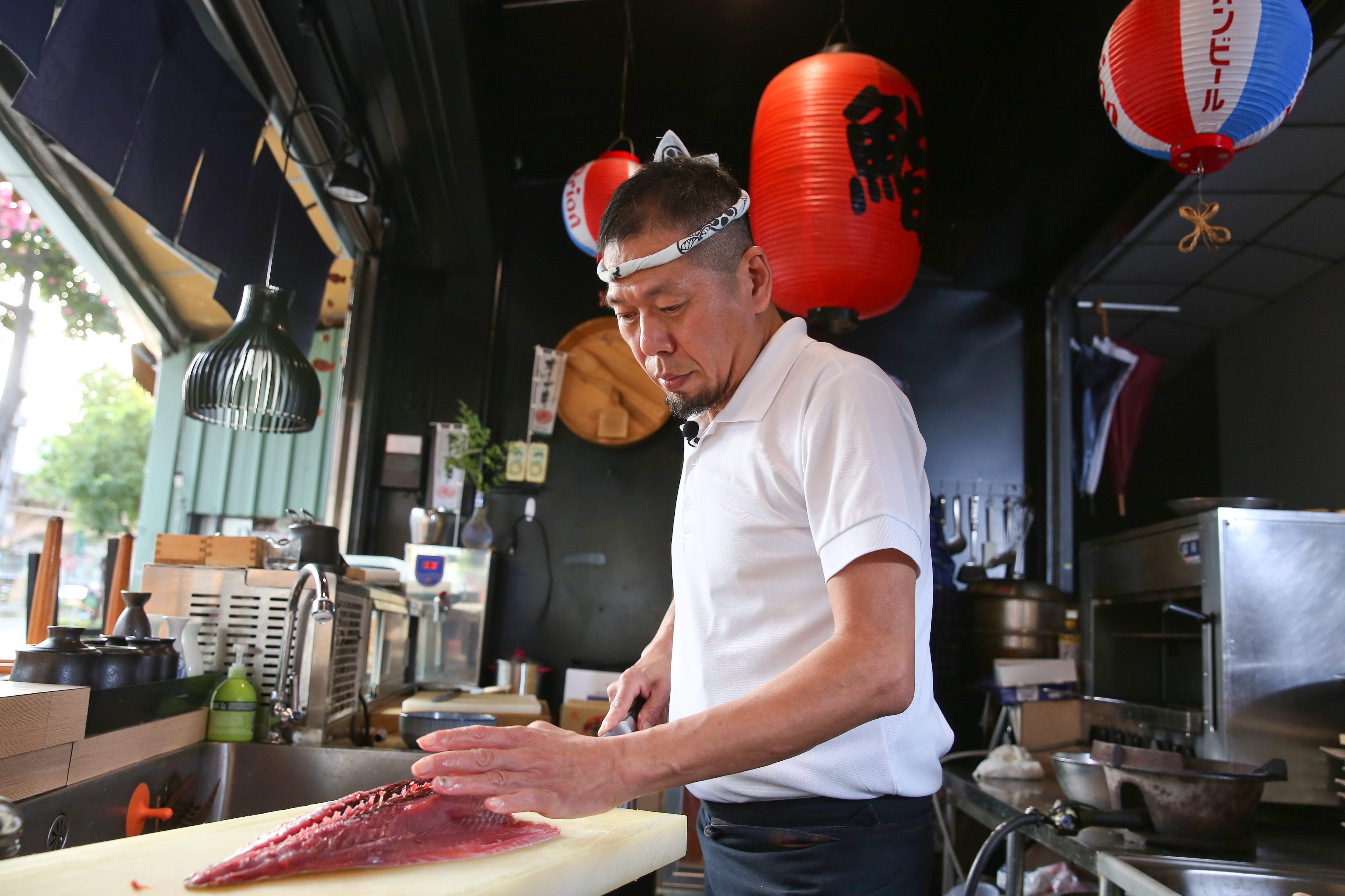 王火東認為，生魚片要好吃，不只要求魚肉新鮮，更講究刀工。