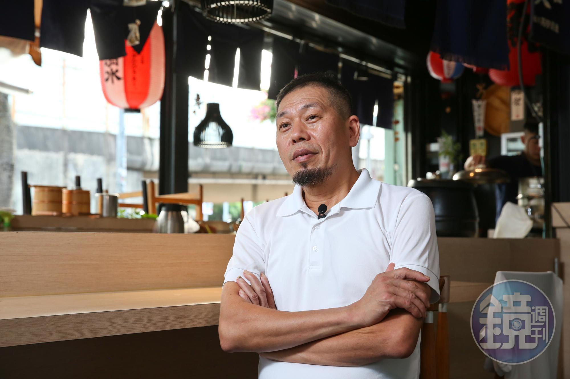 王火東來自彰化伸港,因為家裡務農太苦,他國中畢業後便到餐廳當小學徒。