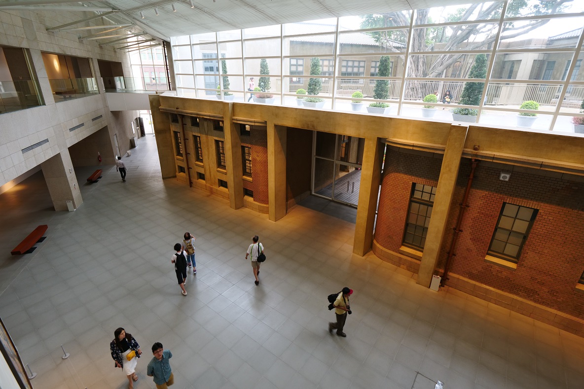 採光好的中央廊道，將南美館1館的新舊建築做串連。