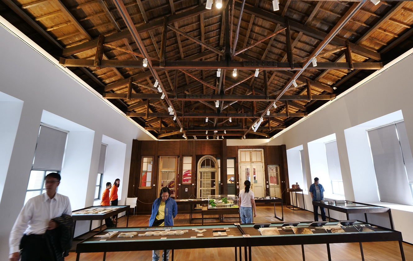 南美館1館正在展覽的「體趣：原台南警察署建築修復展」。