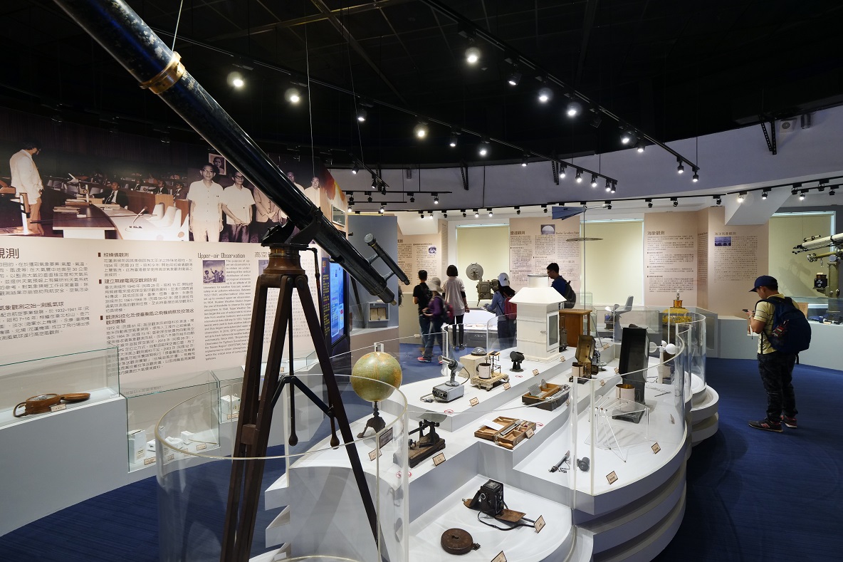 「南區氣象中心」內，展示台灣百年多來珍貴的氣象文物和文獻。 