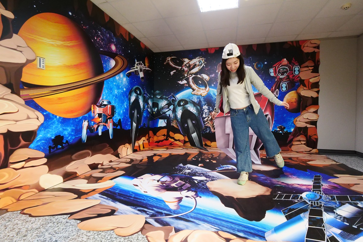 「南區氣象中心」樓梯間地面還有趣味的3D彩繪圖。