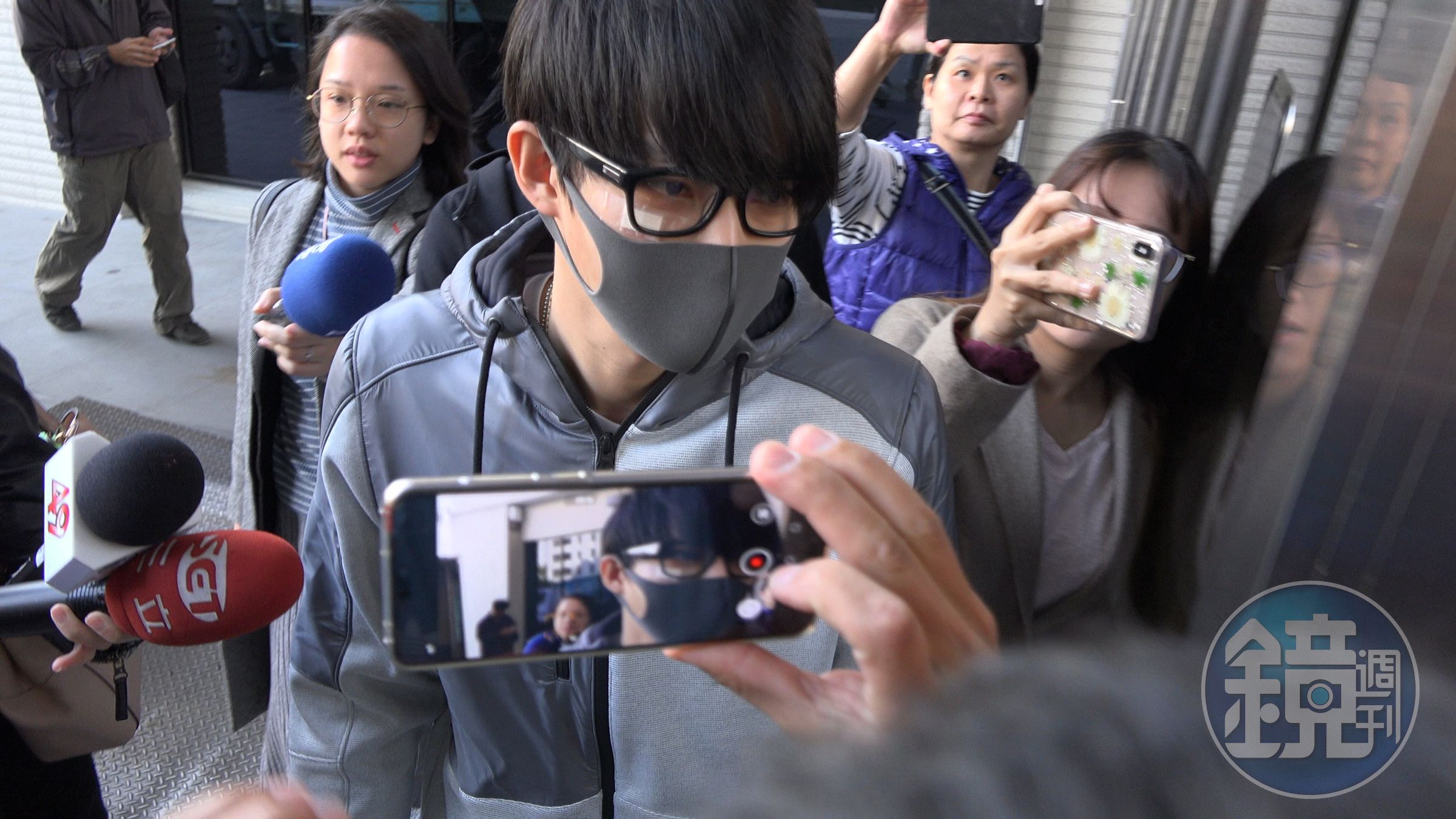 張庭瑚戴著口罩和經紀人現身士林地檢署。
