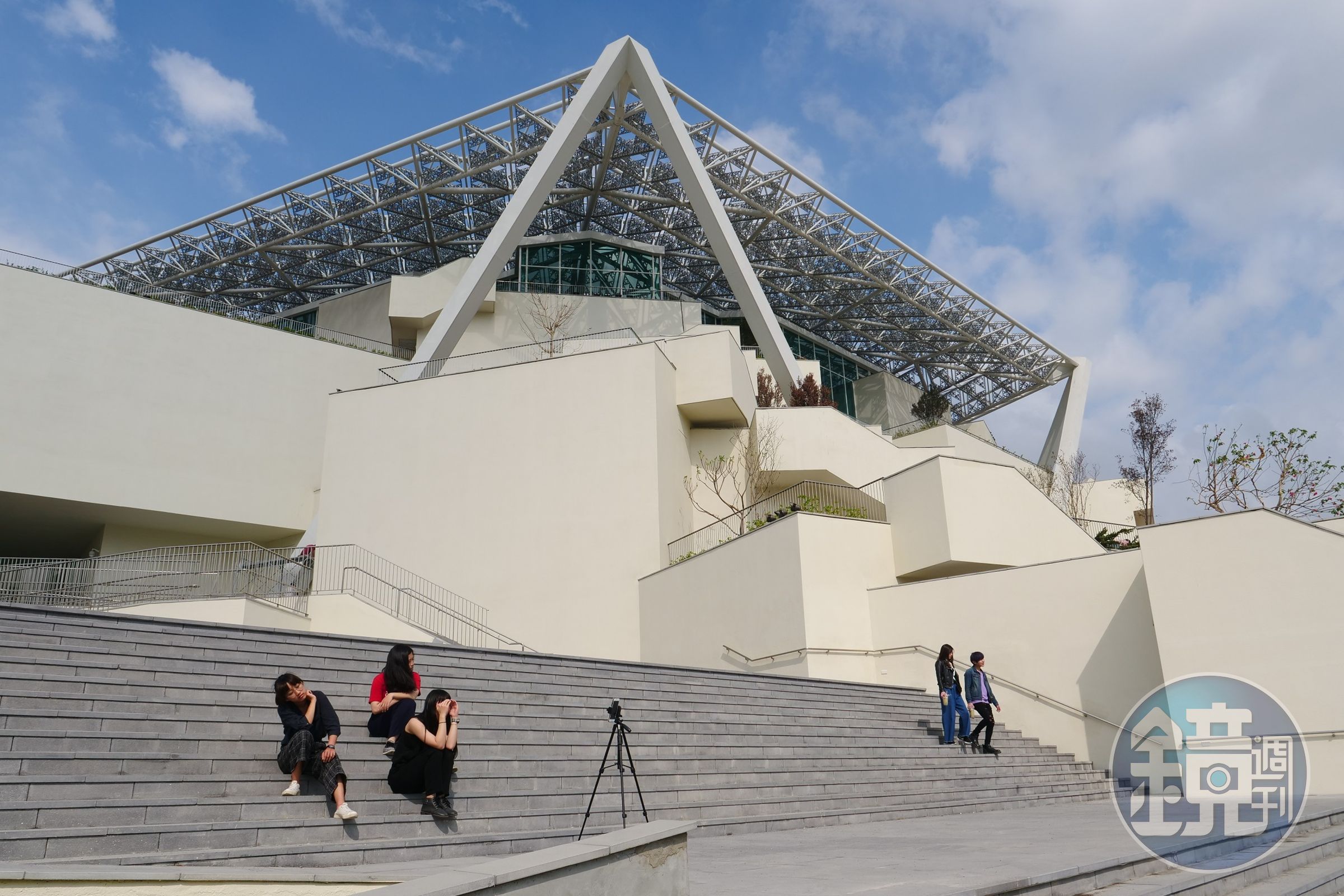 「台南市美術館」2館由日本建築師坂茂設計，主建築外頭大型五角碎形遮蔭屋頂，以市樹鳳凰花為發想。
