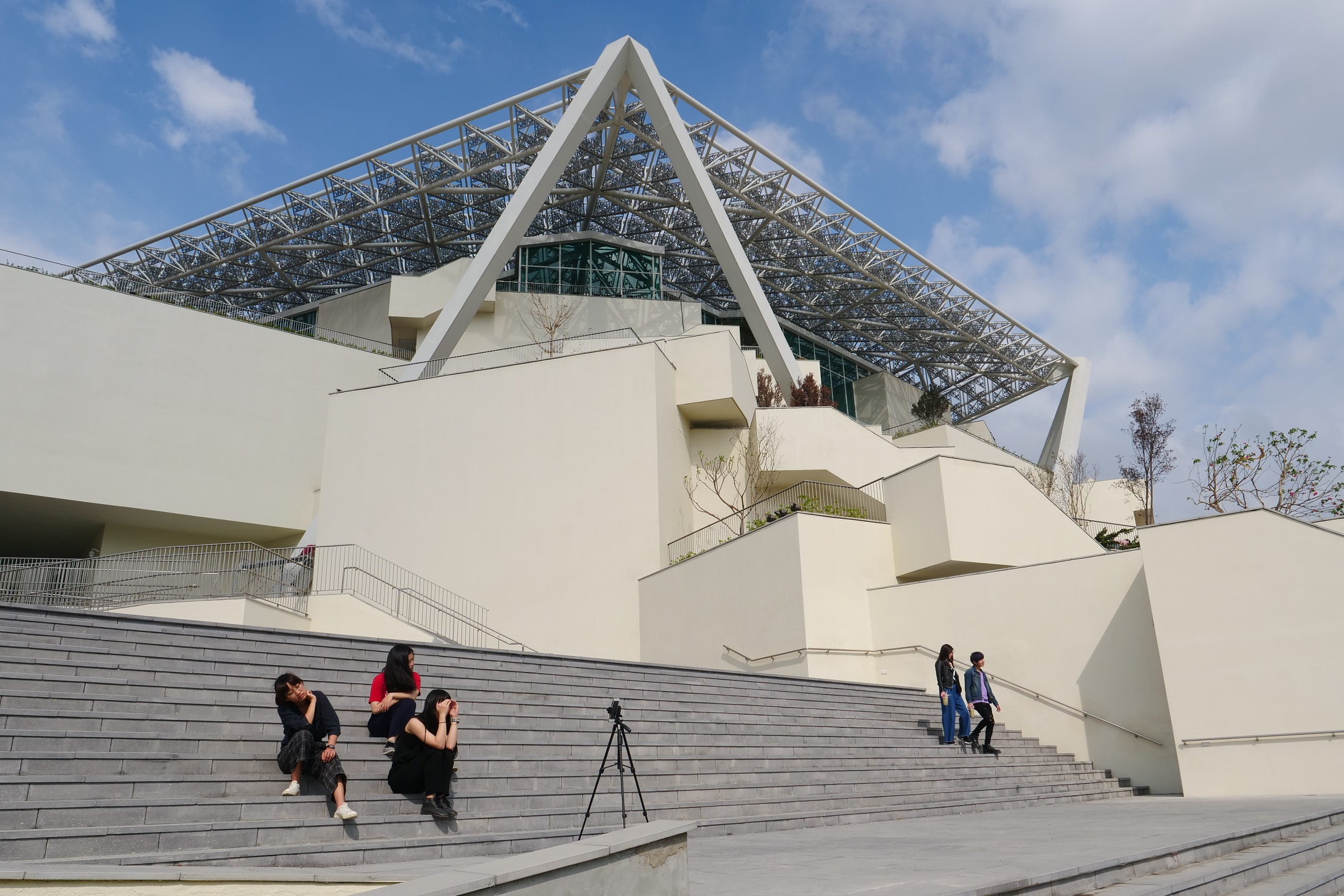 「台南市美術館」2館由日本建築師坂茂設計，主建築外頭大型五角碎形遮蔭屋頂，以市樹鳳凰花為發想。