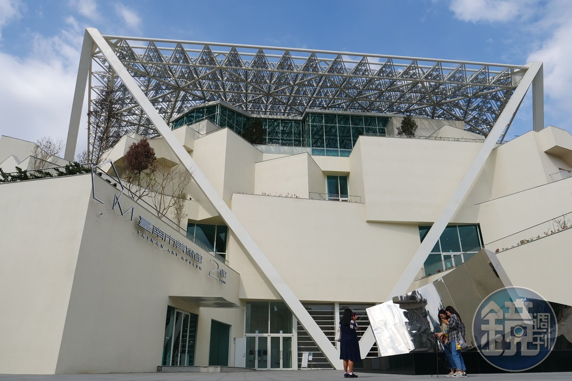 南美館2館巨大遮蔭屋頂，是由10根大斜梁支撐。