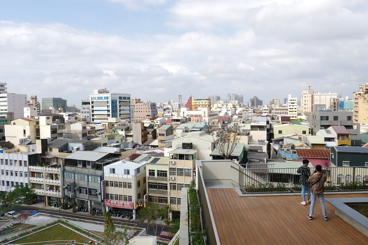 來到南美館2館戶外平台，可居高臨下，欣賞台南市區景色。