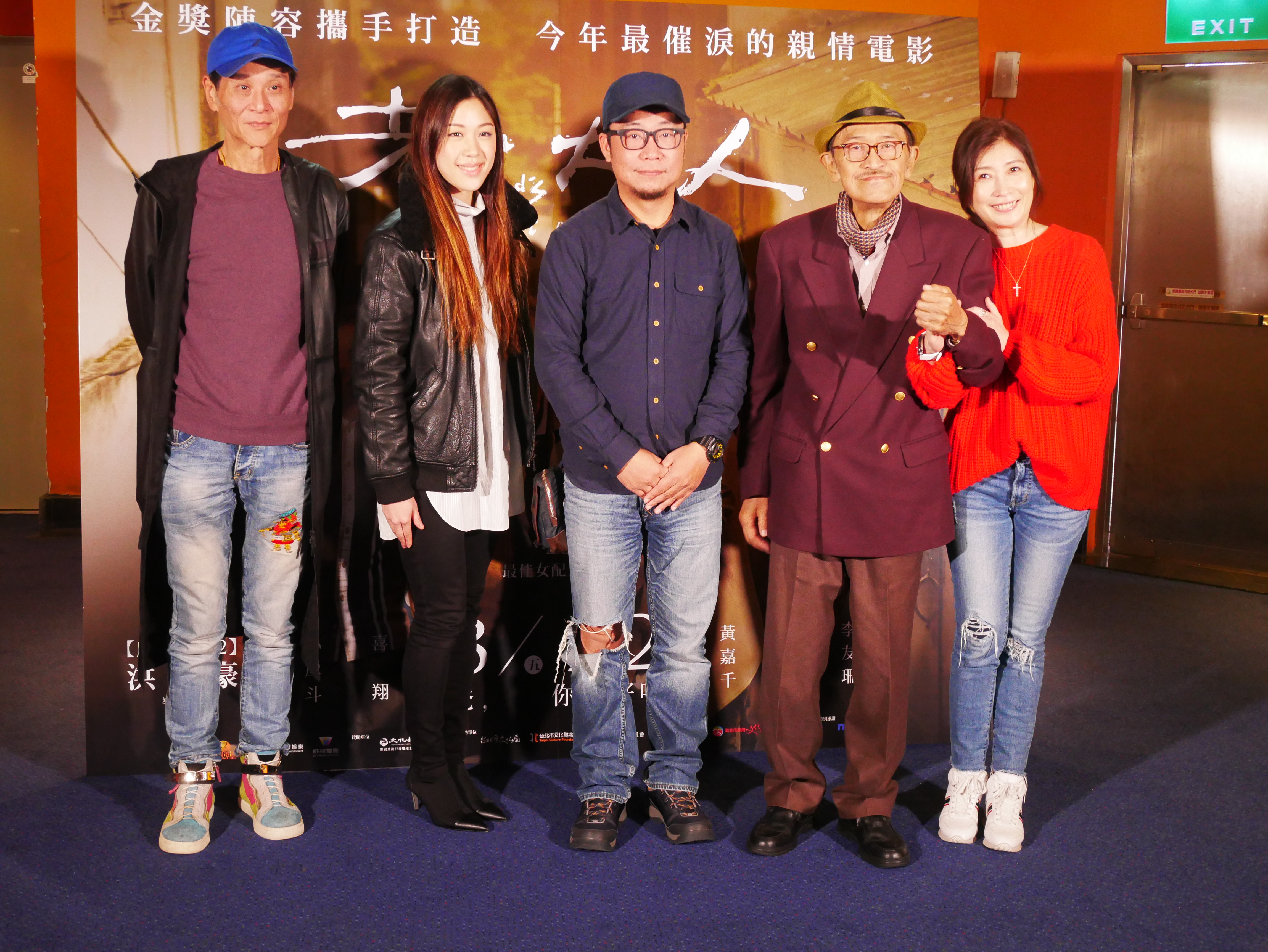 導演洪伯豪（中）率領演員喜翔（左起）、李友珊、小戽斗（右二）黃嘉千等人赴戲院與觀眾打招呼，並與媒體暢談拍片點滴。
