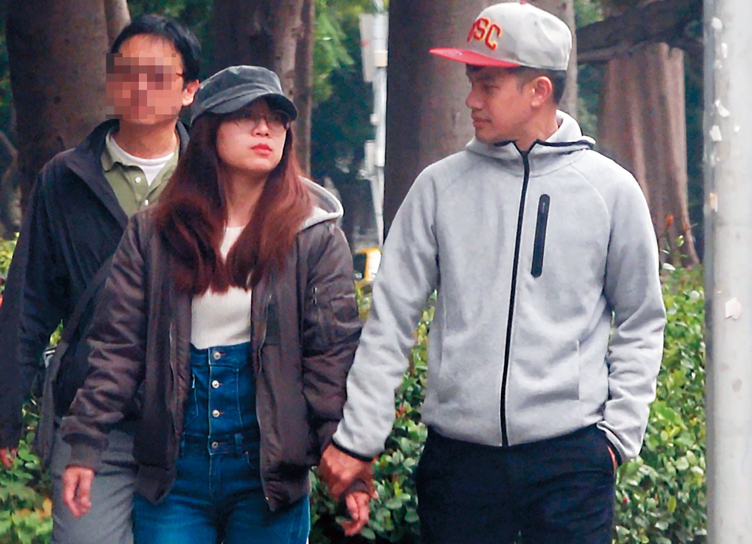 3月1日 13:59，2人隔天下午才換裝出門，電眼男牽起議員老闆的手，林穎孟還主動看了電眼男一眼。