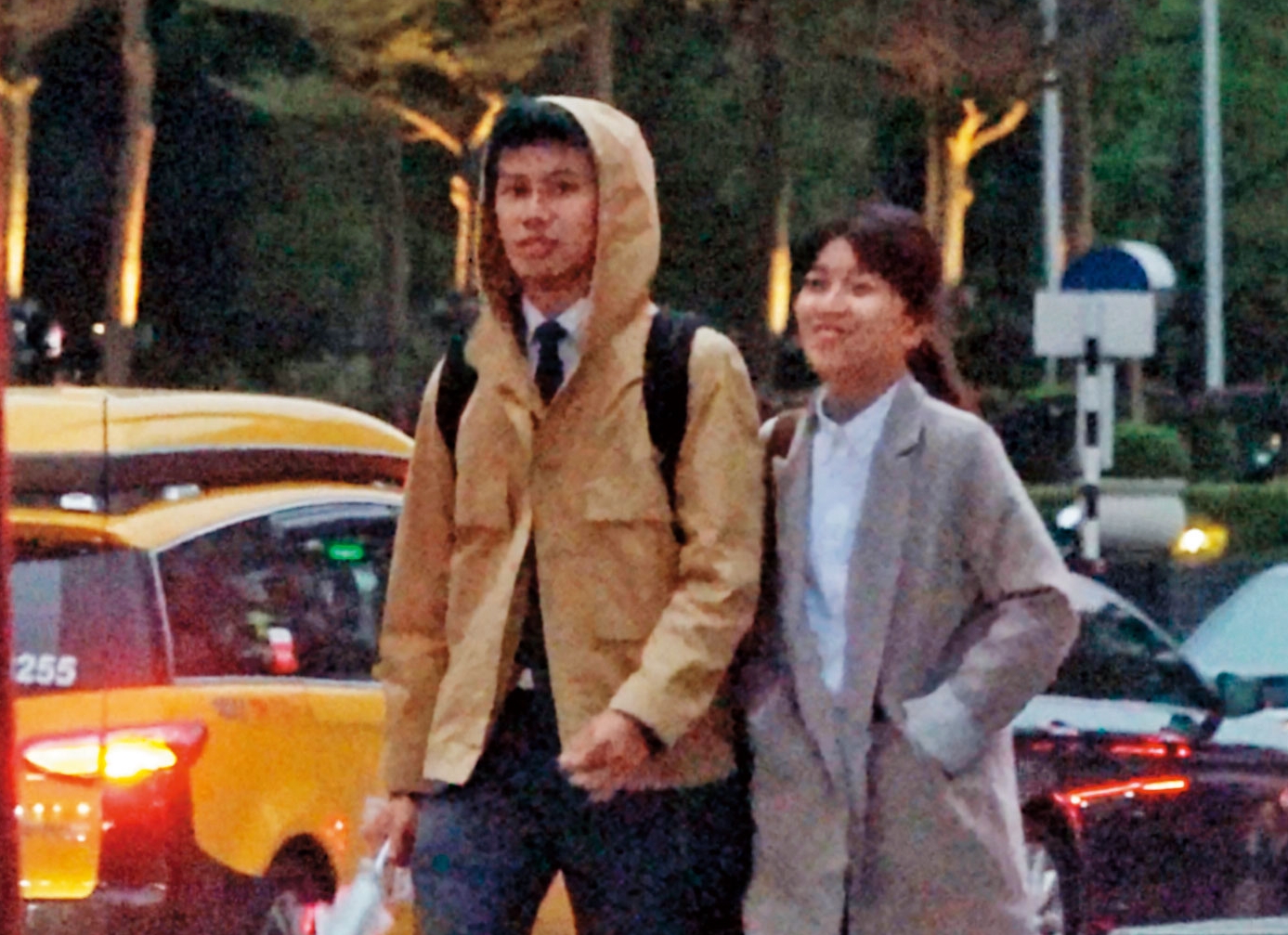 2月22日林穎孟先單獨下班，後來再與Carlos會合，到信義商圈開啟約會模式。