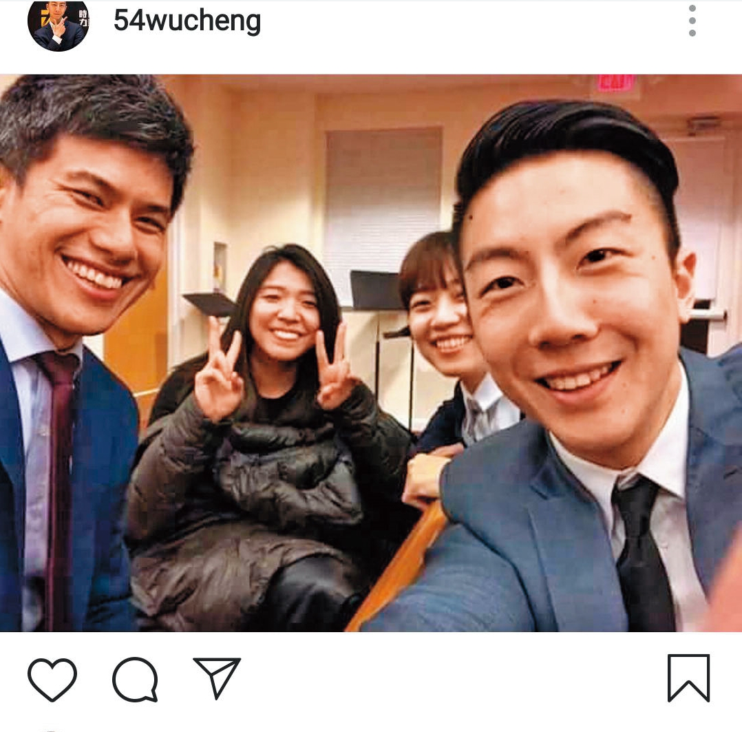 林穎孟（右2）經常與時力黨公職合照，電眼男Carlos（左）也經常出現其中。（翻攝吳崢IG）
