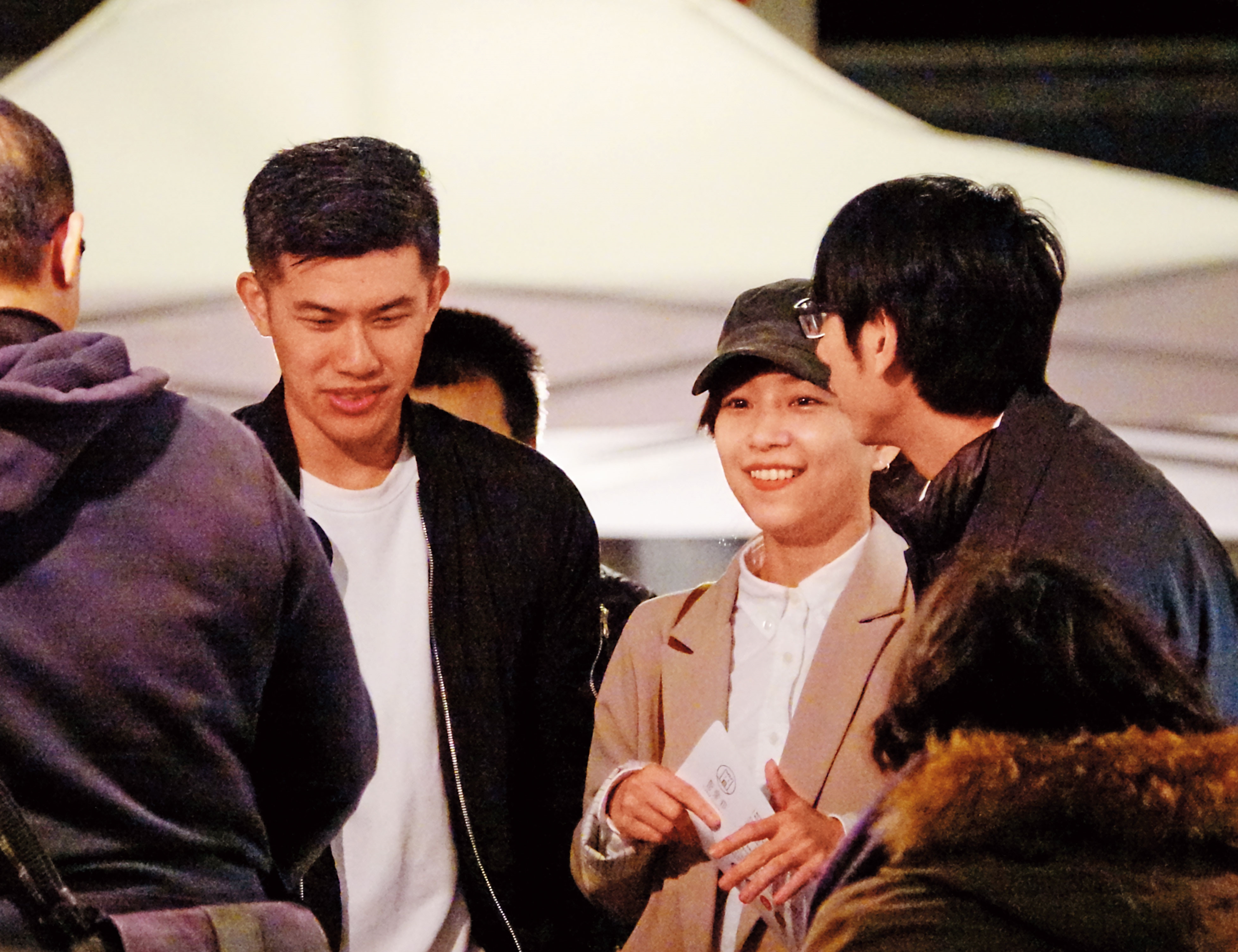 02/28 20:56，並肩逛攤，2人雖然刻意保持主從關係逛攤位，仍不難看出曖昧互動，林穎孟臉上還隨時掛著喜孜孜的笑容。