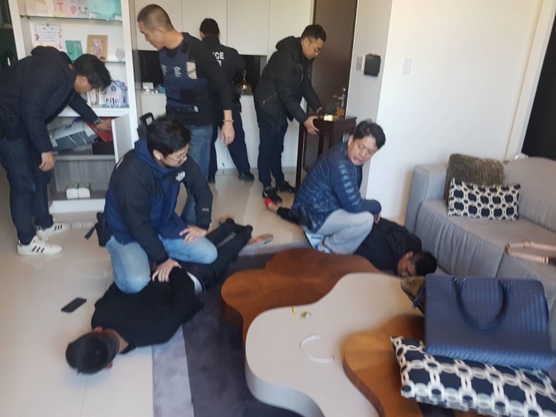 劉嫌宿醉竟開槍醒酒，遭警方逮捕。（翻攝畫面）