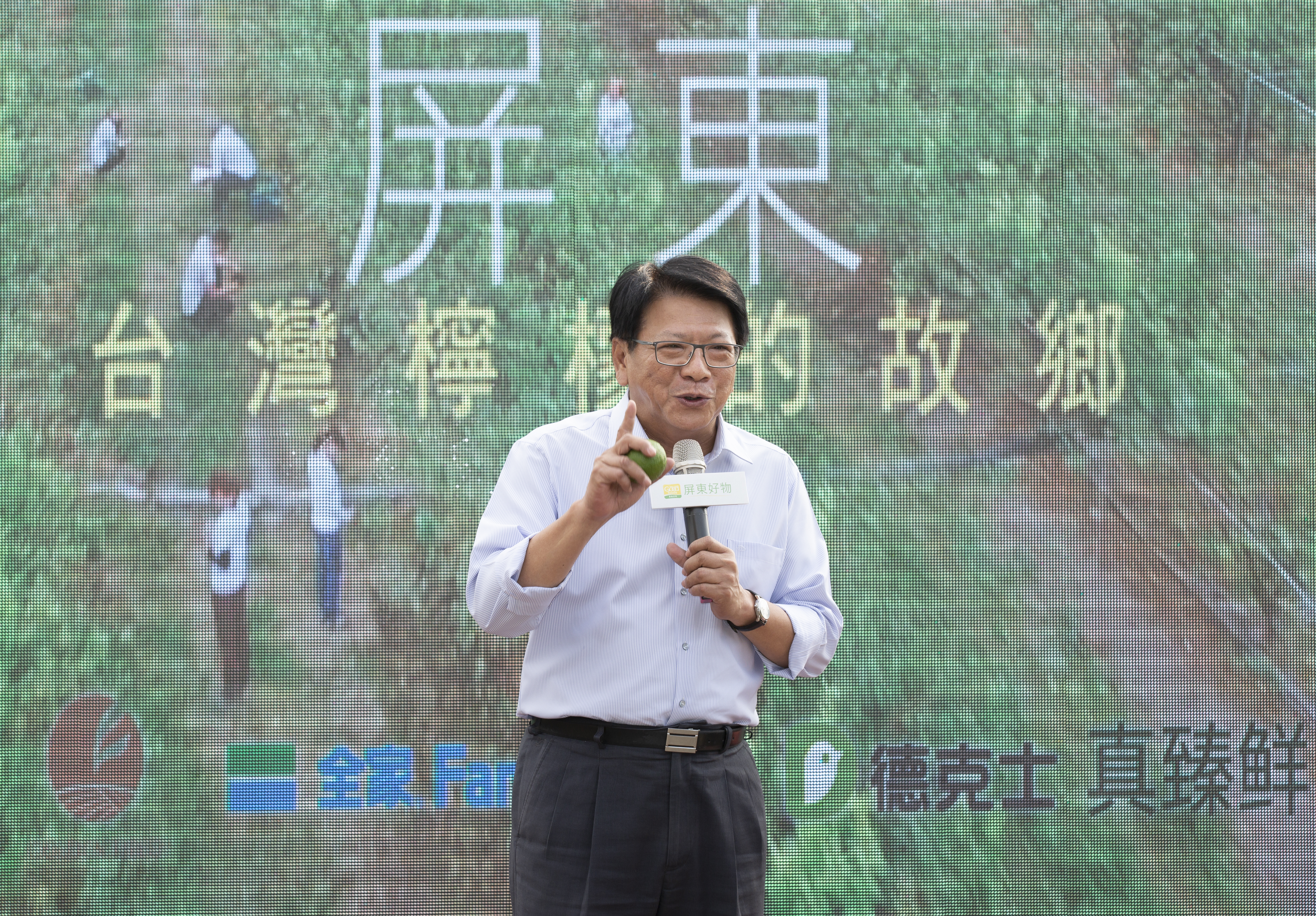 「最美台灣燈會」剛落幕,屏東縣長潘孟安攜手頂新集團旗下公司合作,幫助農民拚經濟。