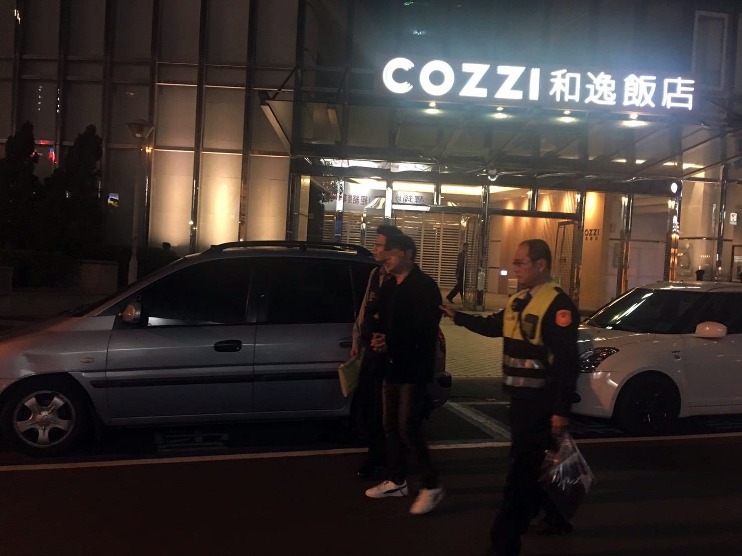 警方在高雄一間百貨女廁逮捕意圖對櫃姐不軌的許男，他供稱因為對方欠錢才會下手 但被害人駁斥根本不認識嫌犯。（警方提供）