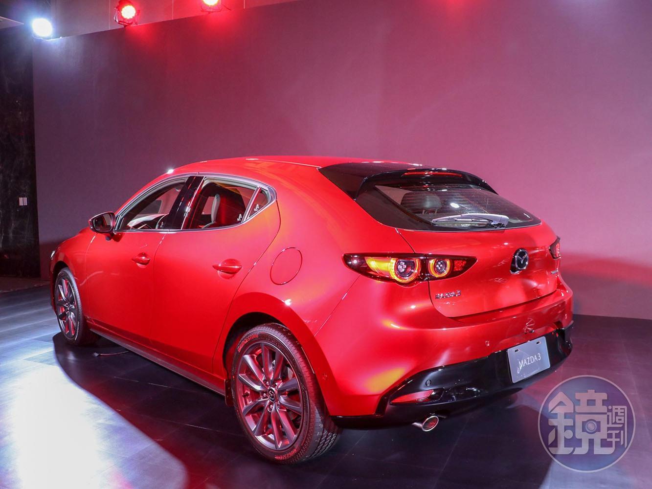 五門Mazda3的售價為雙版本92萬、97萬。