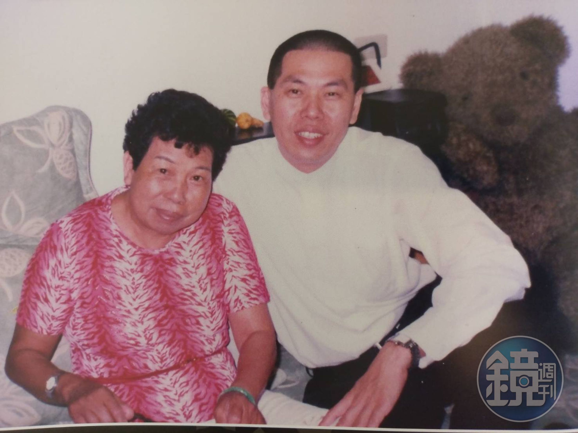 王火東（右）的母親王林秀蘭（左）臨終前，仍盼他與第二任前妻破鏡重圓。（王火東提供）