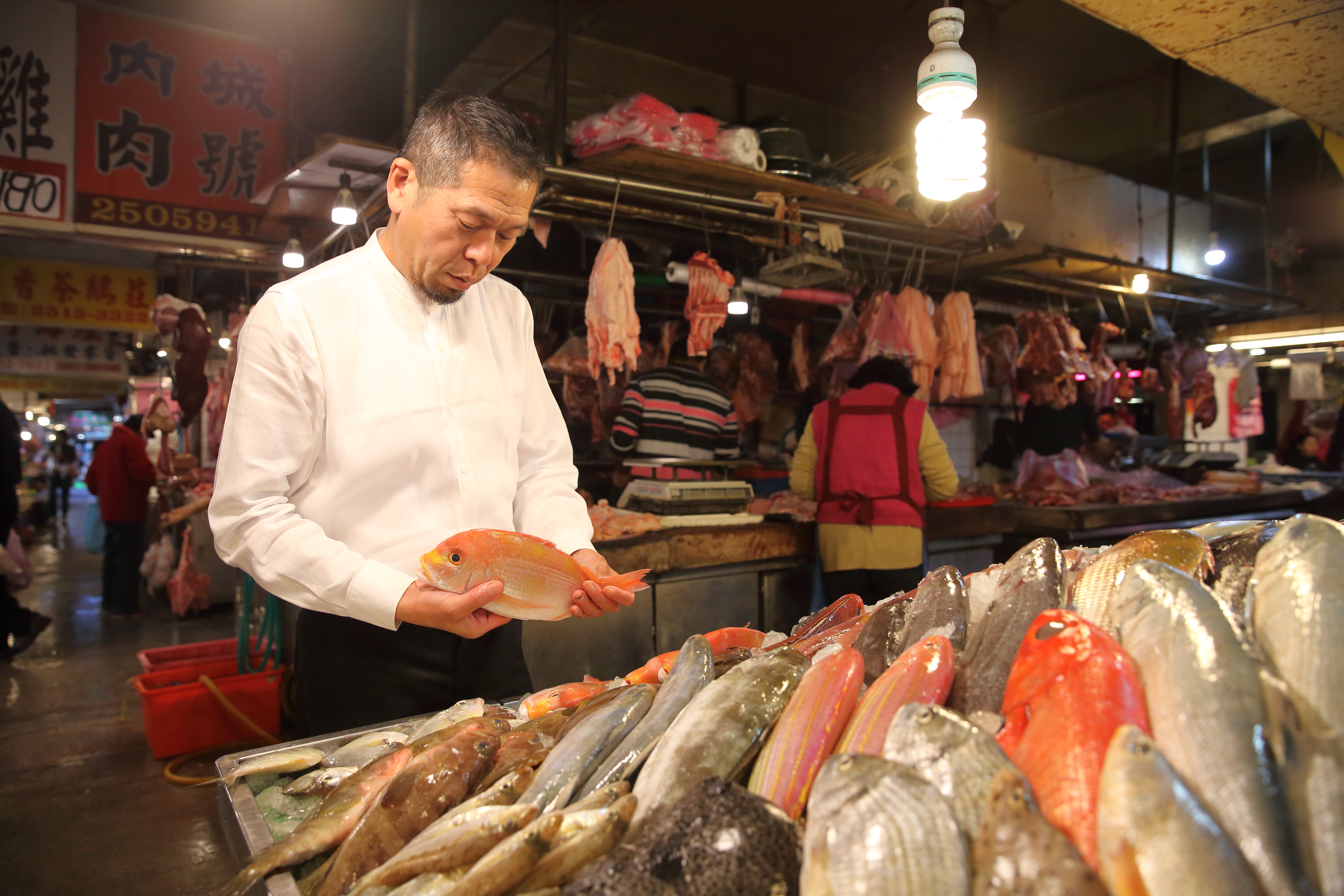 2017年3月重出江湖後，王火東每日親上市場採買新鮮漁獲。 