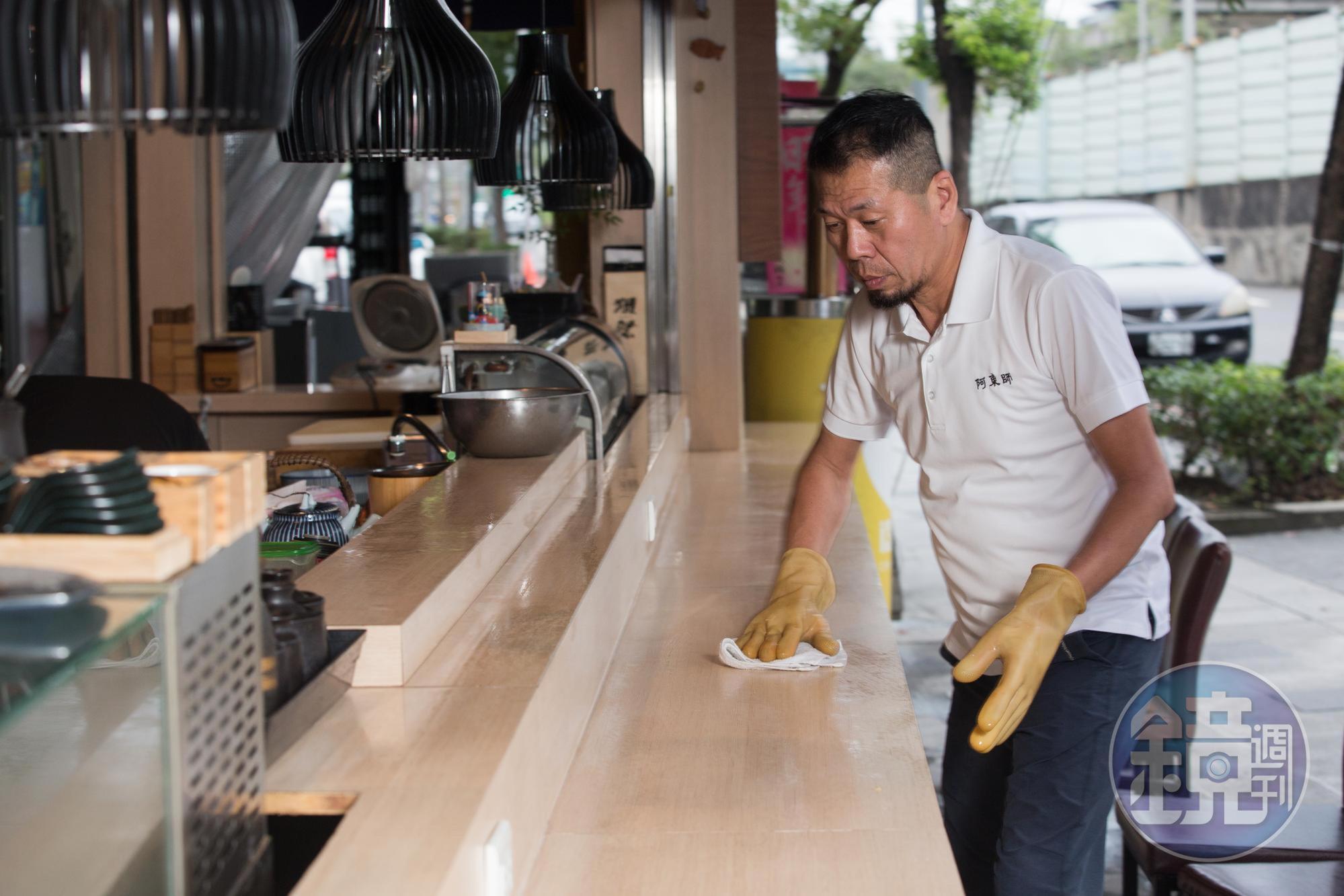 開店的頭一年，王火東怕發不出薪水、沒請員工，擦桌、掃地全都自己來。