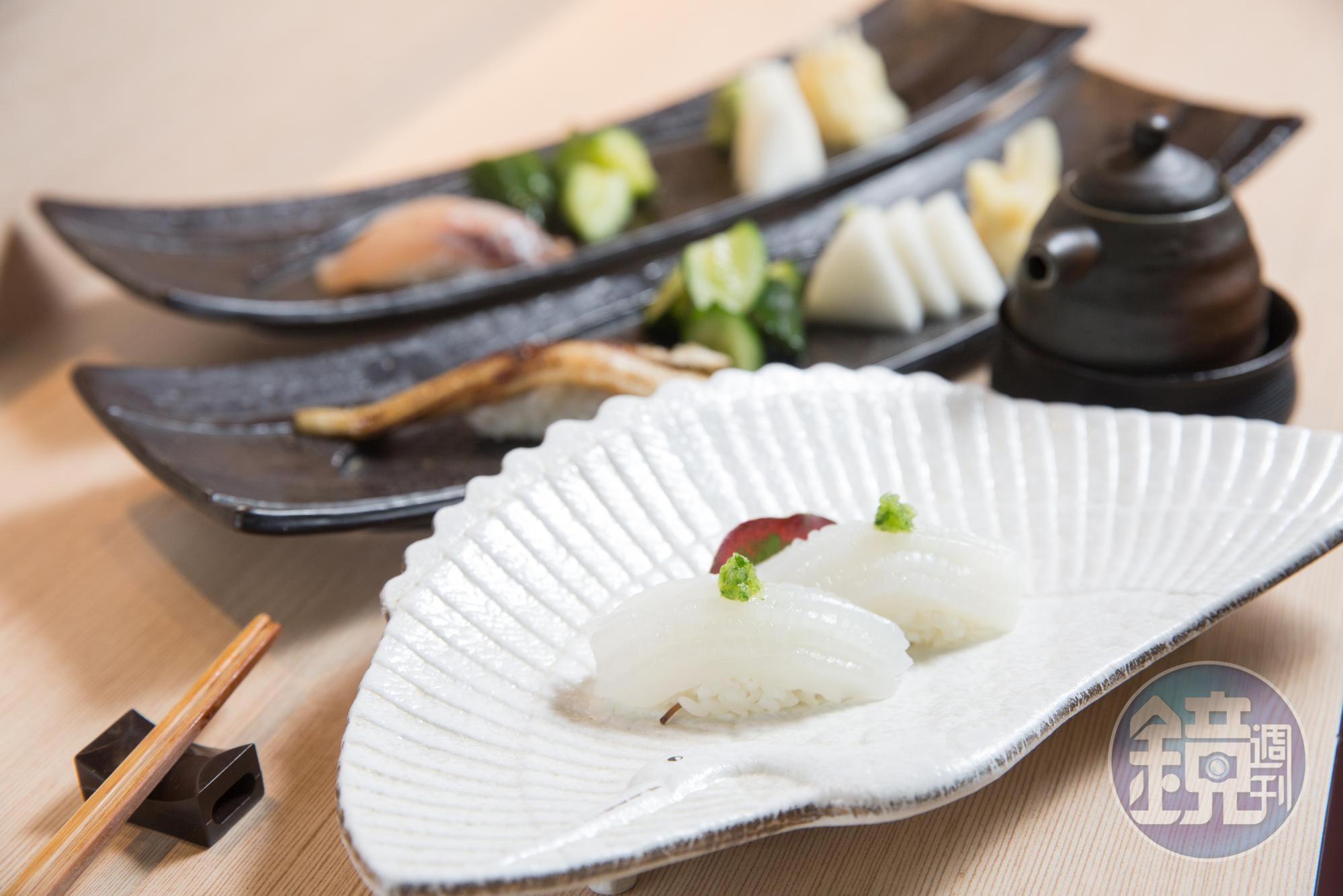 王火東依據每日採買的食材，提供無菜單式的握壽司套餐。（800、1000元／套）