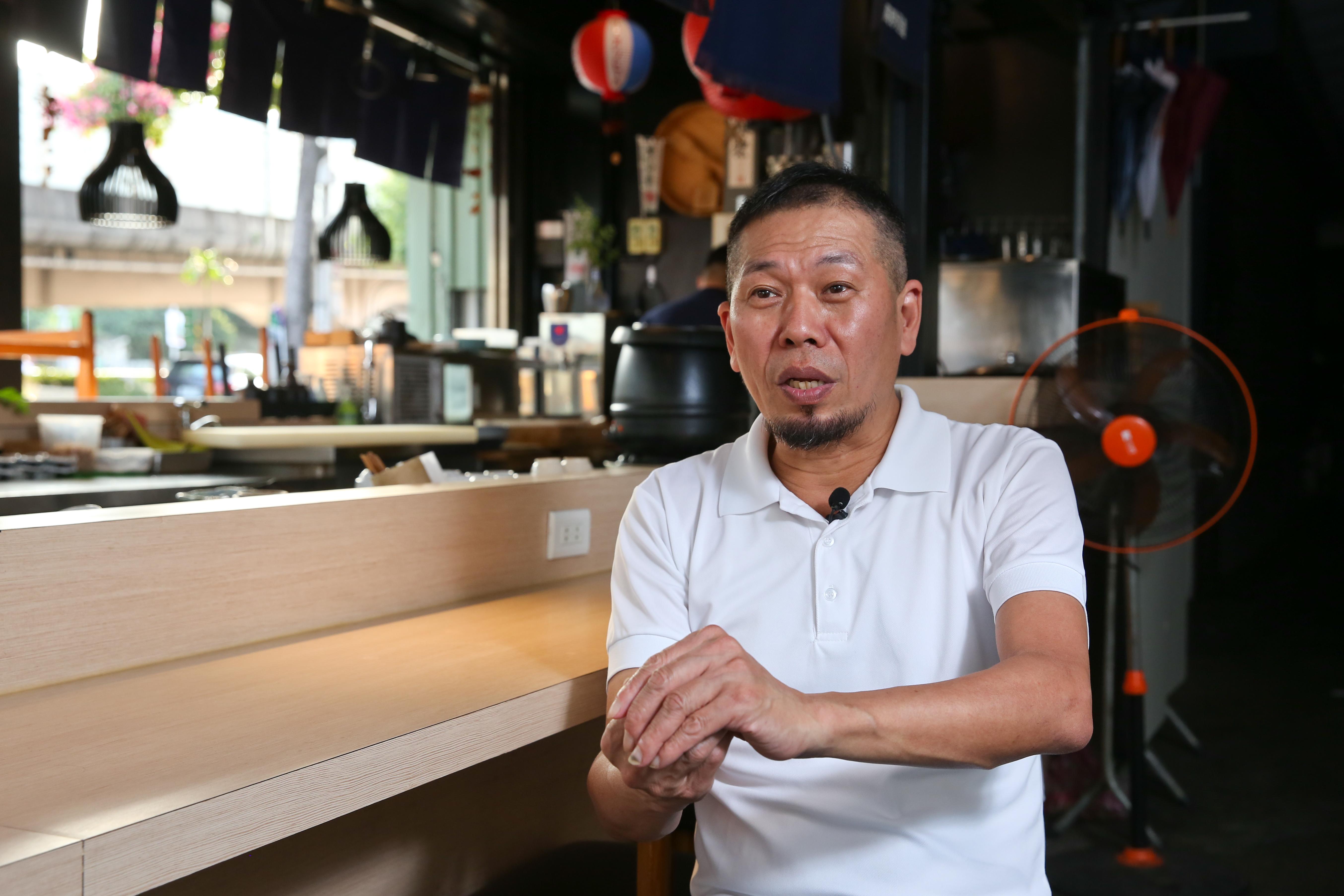 王火東說他早年菸癮很重，一天至少要抽一包菸。