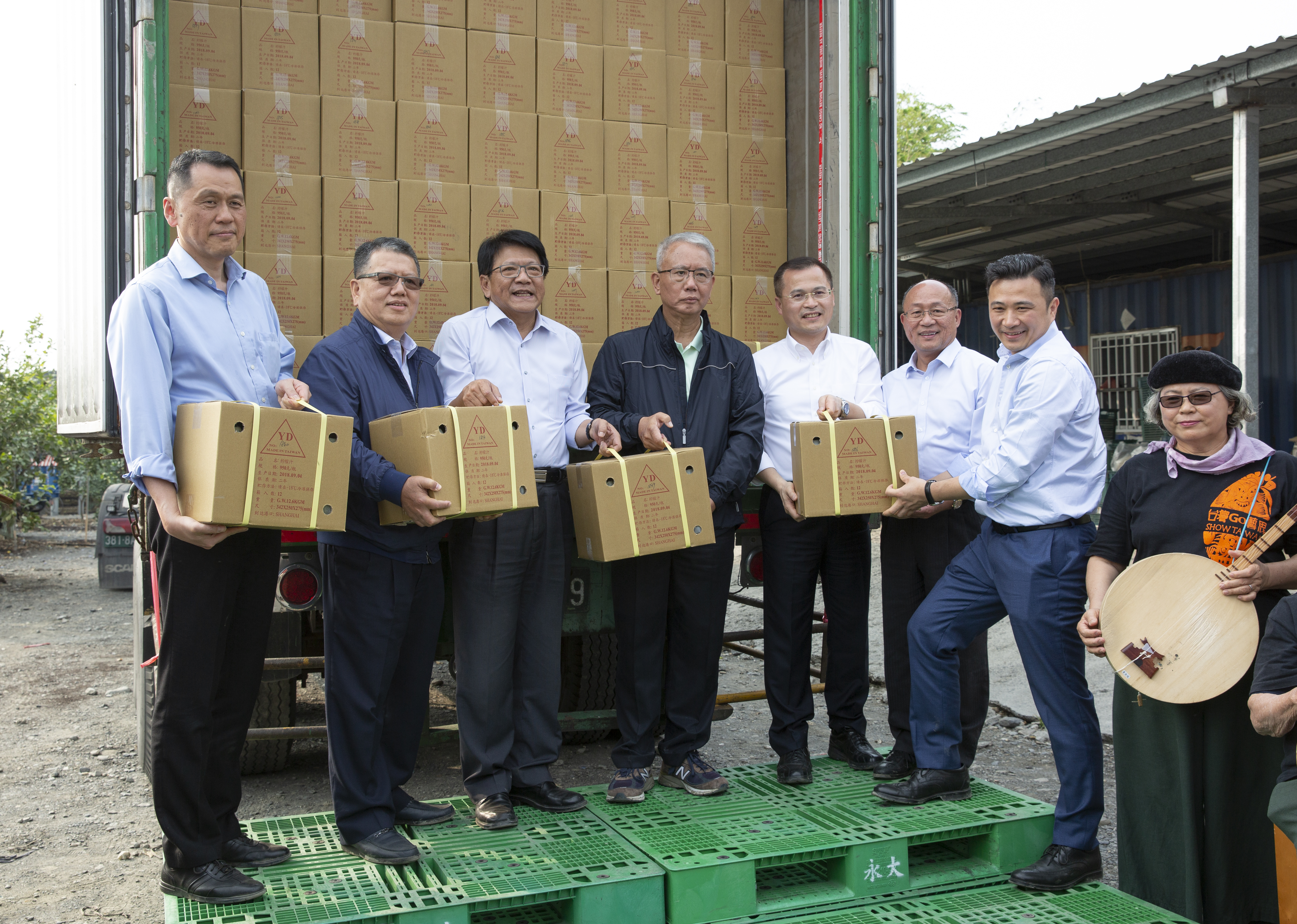 屏東縣長潘孟安人氣因燈會直線上升，仍努力拓展農業，讓世界看到台灣的水果。