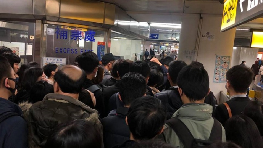 有網友於《爆料公社》po文表示，「台北車站台鐵系統大當機」，造成不少上班族塞爆月台。（翻攝自爆料公社）