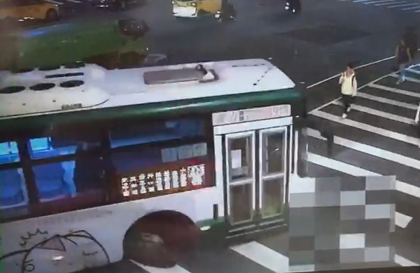 葉姓女子遭周姓公車駕駛的704線公車輾斃。（翻攝畫面）