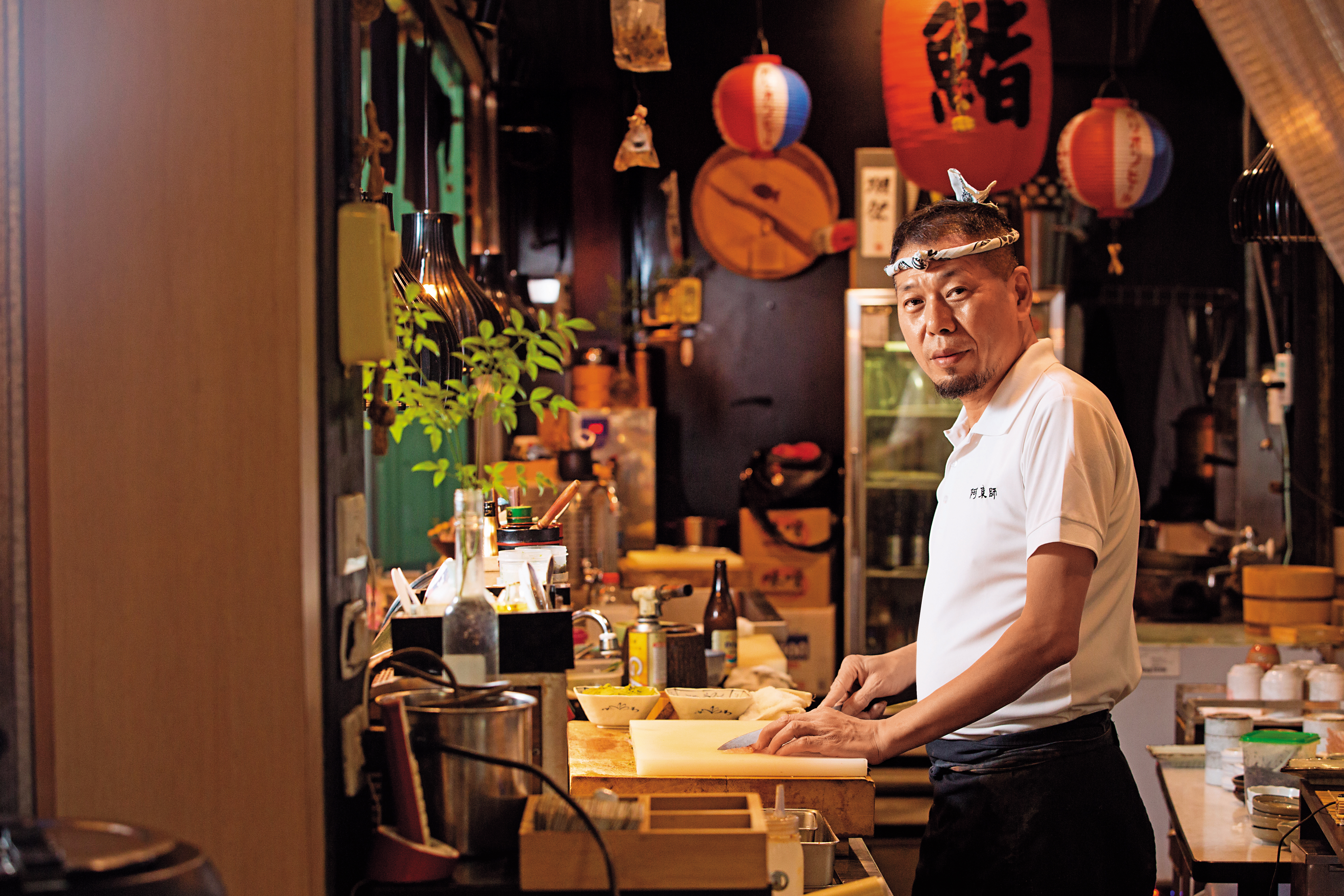 日本料理名廚「阿東師」王火東，曾在台北坐擁7家店，卻因多情付出全部身家，現在孑然一身。