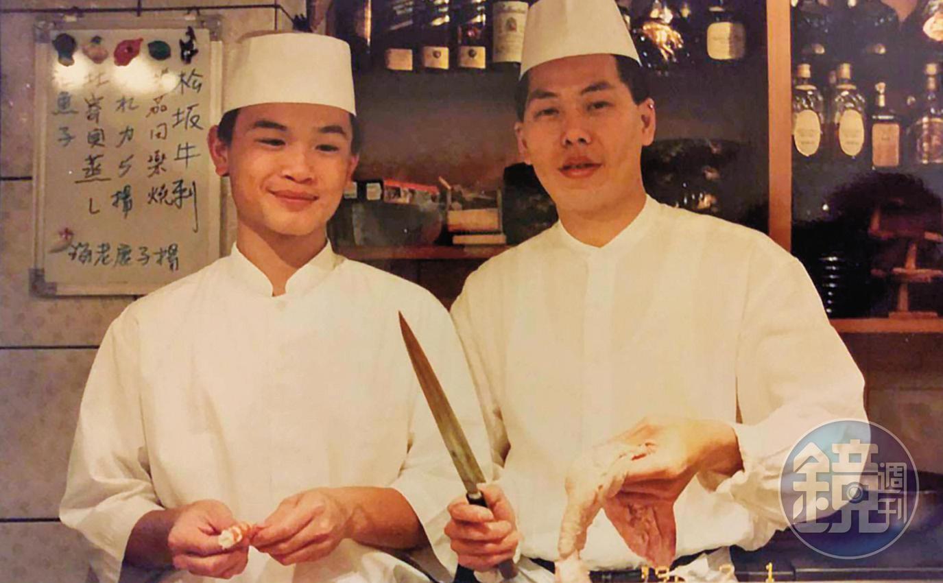 1995年，王火東（右）創立東丸壽司，左為店內學徒。（王火東提供）