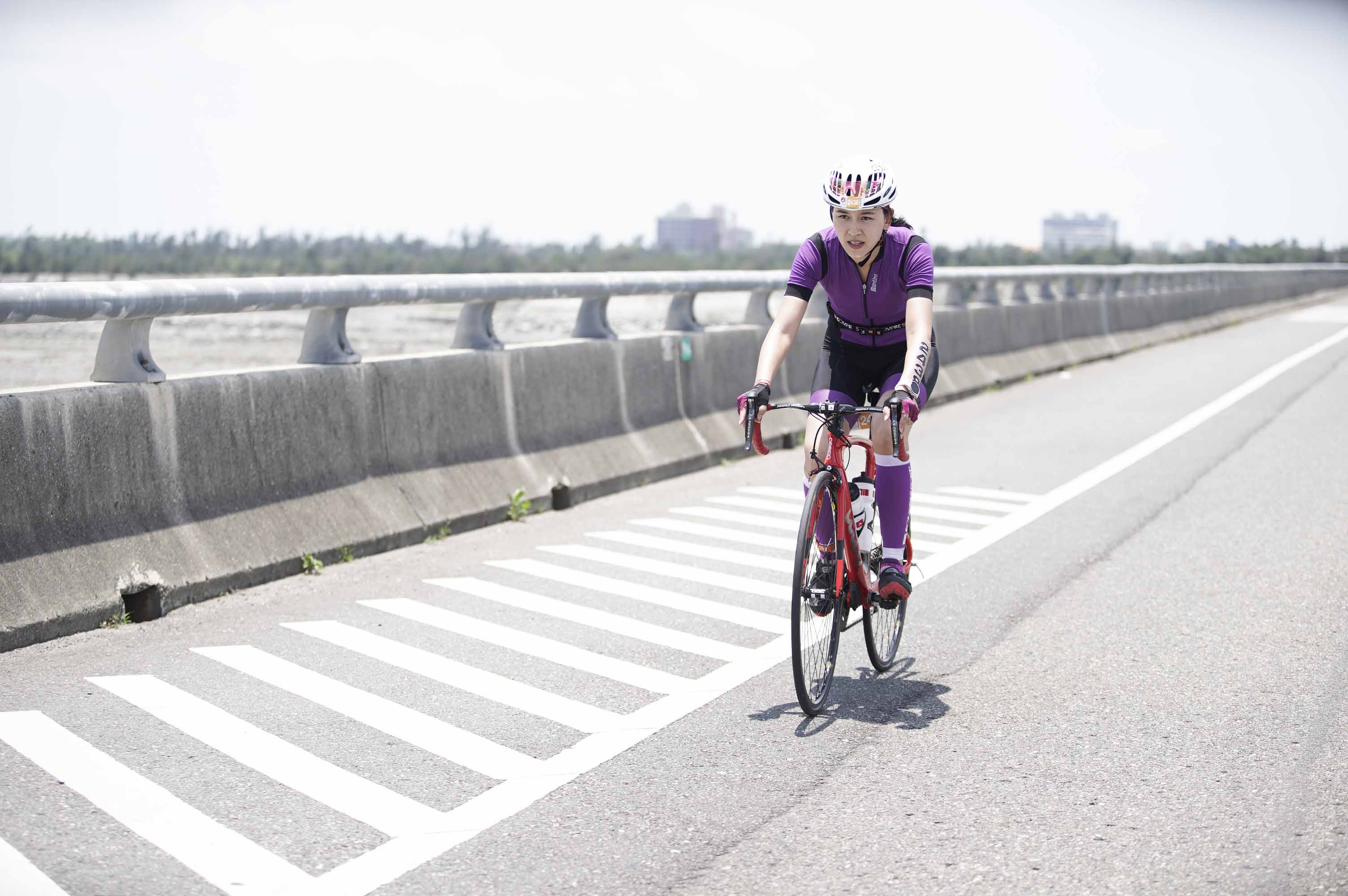 張家慧演出短片《一起衝線》，到台東挑戰鐵人3項比賽。（周子娛樂提供）