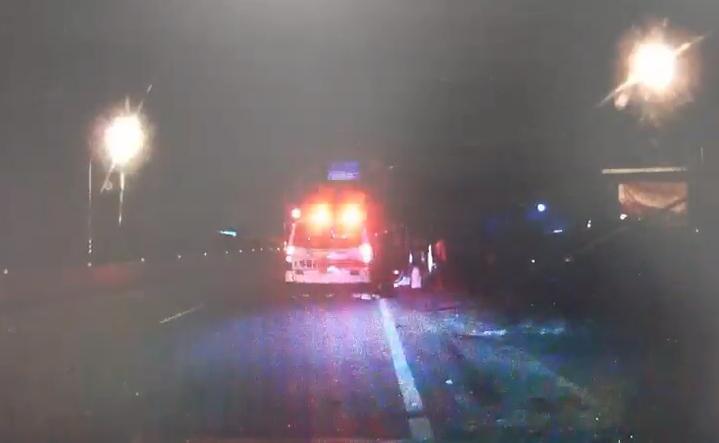 黃男酒駕失速衝撞路燈與民宅，警消迅速到場救援。（翻攝畫面）
