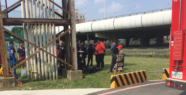 百齡橋下驚見女大生屍體，竟還有同系學弟醉倒在旁。（翻攝畫面）