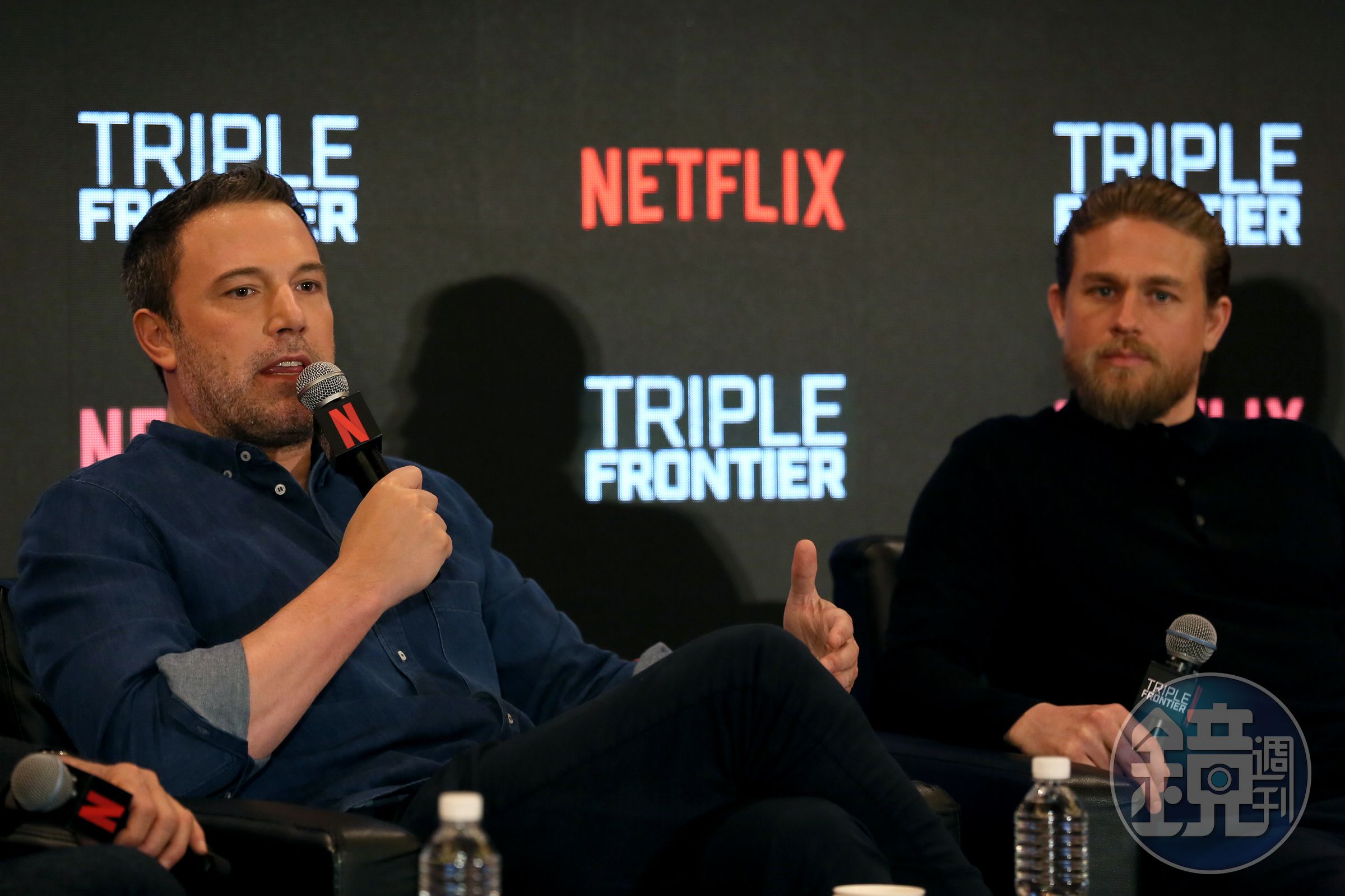 班艾佛列克（左）和查理漢納在新加坡宣傳《三重邊界》。（Netflix提供）