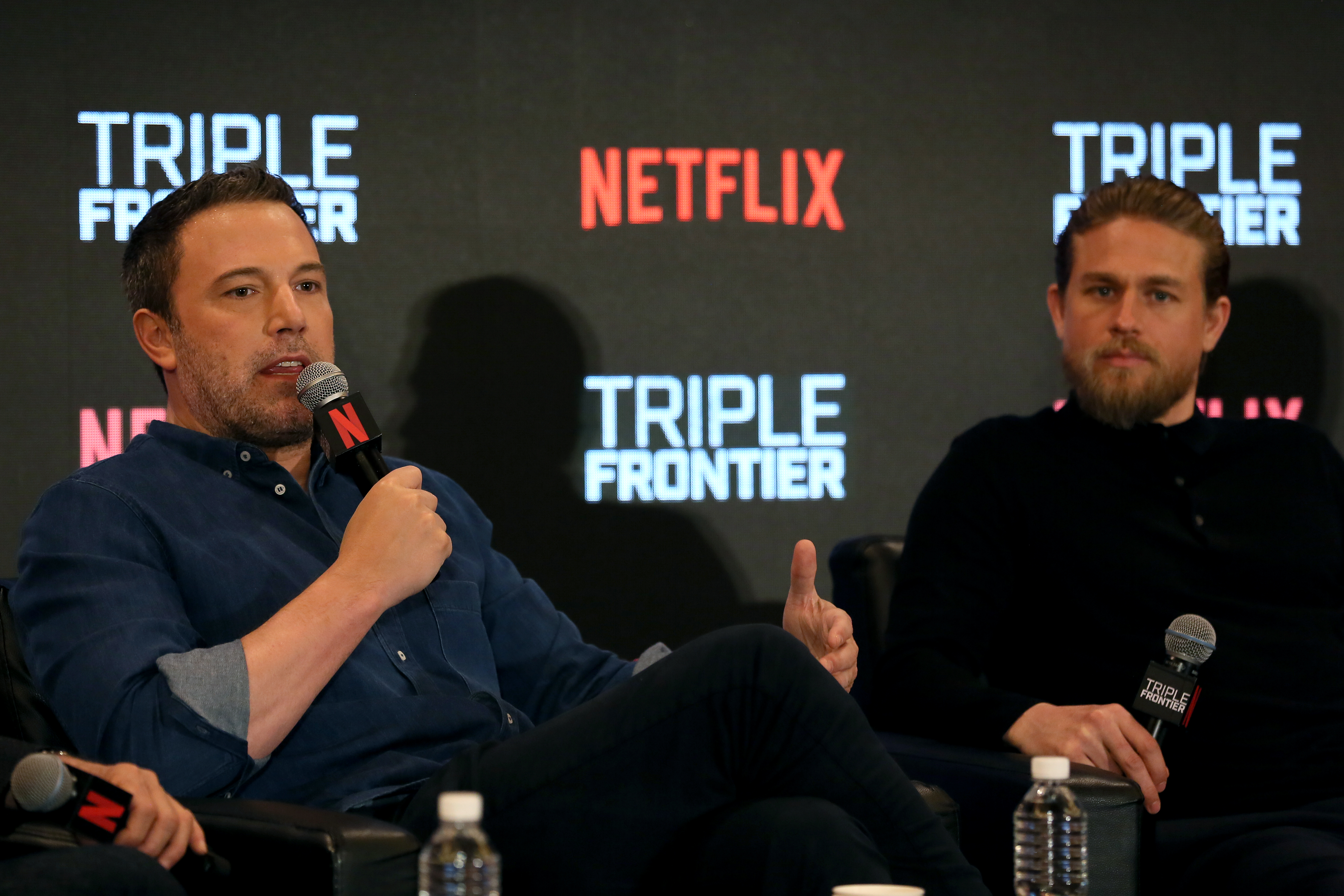 班艾佛列克（左）和查理漢納在新加坡宣傳《三重邊界》。（Netflix提供）