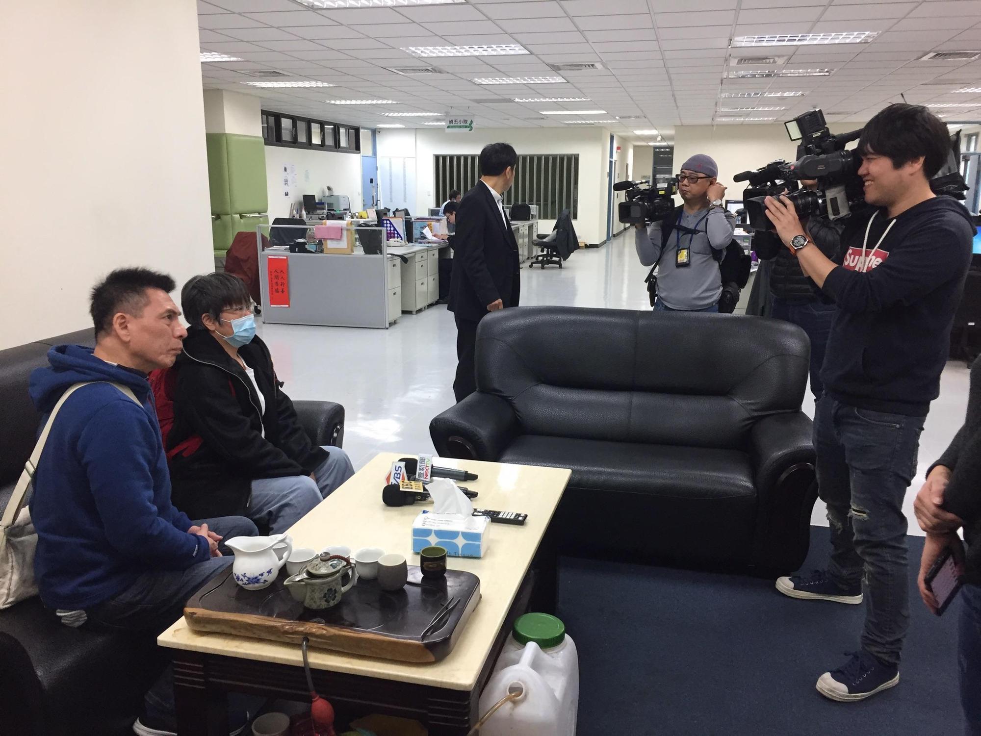 黃光芹遭不明人士在臉書丟訊息恐嚇,她偕同丈夫楊文嘉至林口分局偵查隊提出恐嚇告訴。(翻攝畫面)
