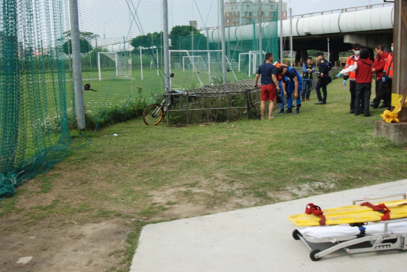 百齡橋下今清晨發現浮屍，還有16歲的袁男伴屍一夜。（翻攝畫面）