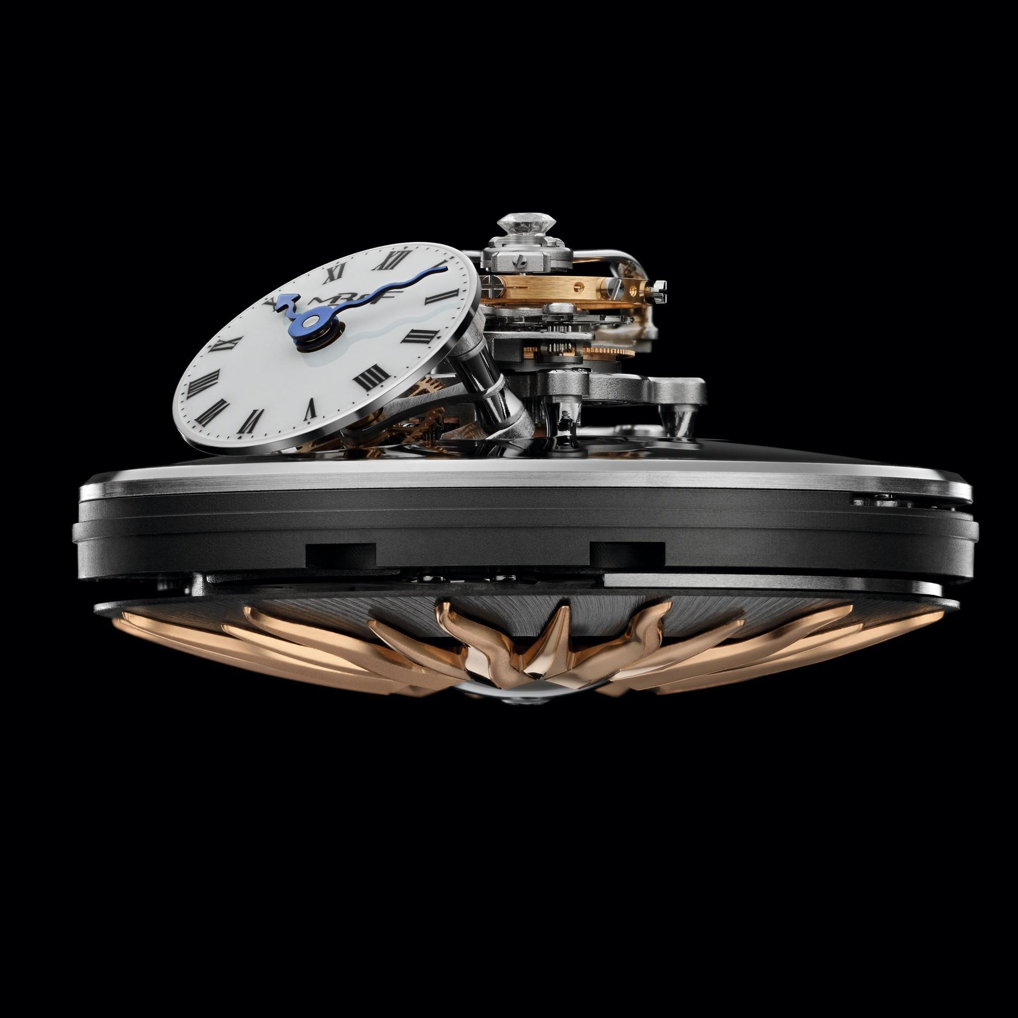 獨創機芯是以 Horological Machine 系列中HM6 與 HM7 Aquapod為概念基礎,不過技術跟設計面都有所不同,尤其是不對稱的結構,製作難度更高。