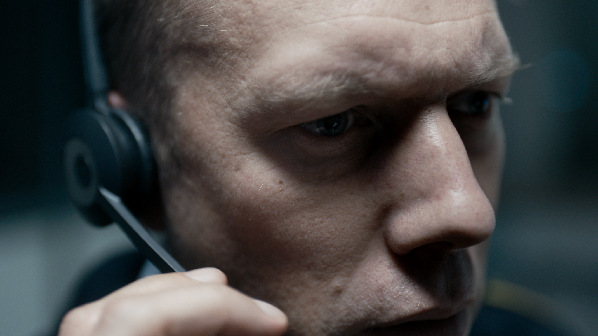 丹麥影帝雅各賽德倫片中接到疑似綁架求救電話，在多通來電之中拼湊出案情真相。（鏡象提供）