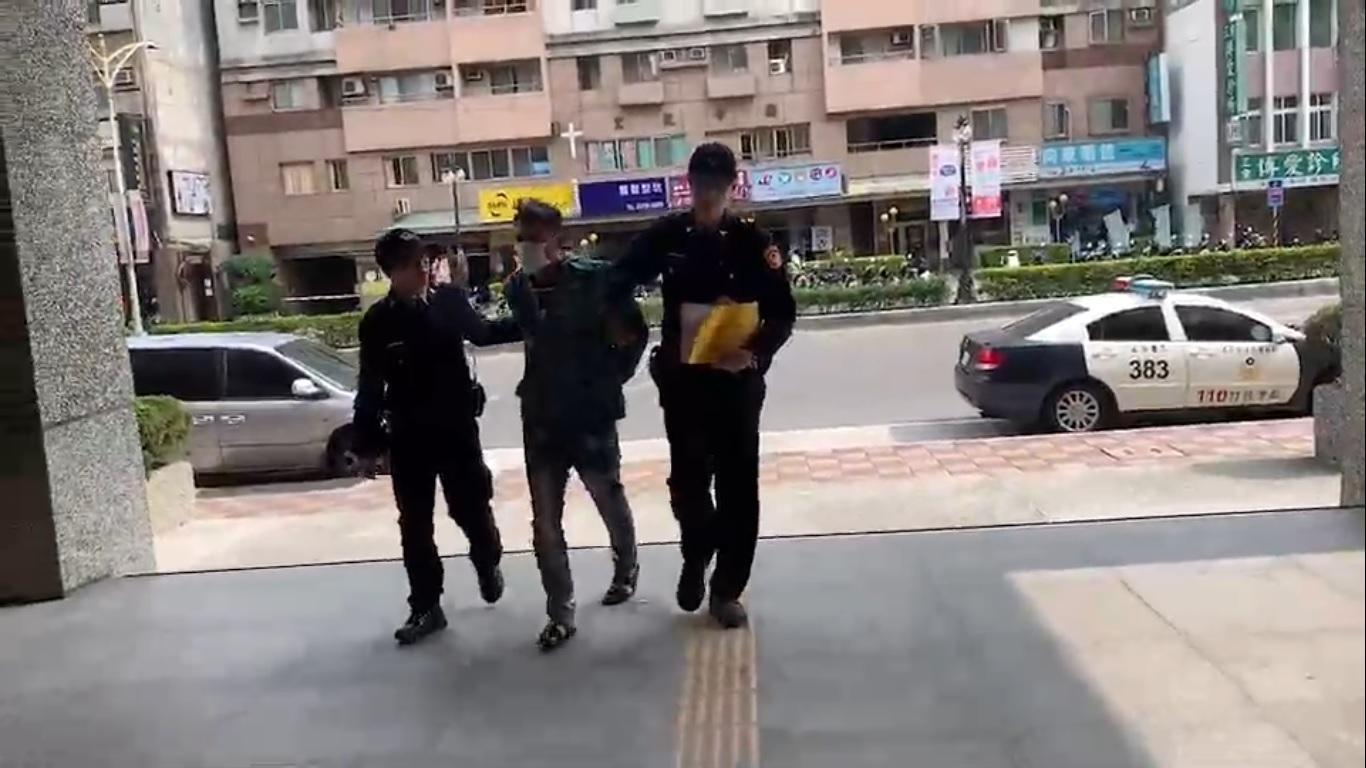 資深藝人康龍的兒子涉嫌縱火，被依公共危險罪嫌移送。（翻攝畫面）