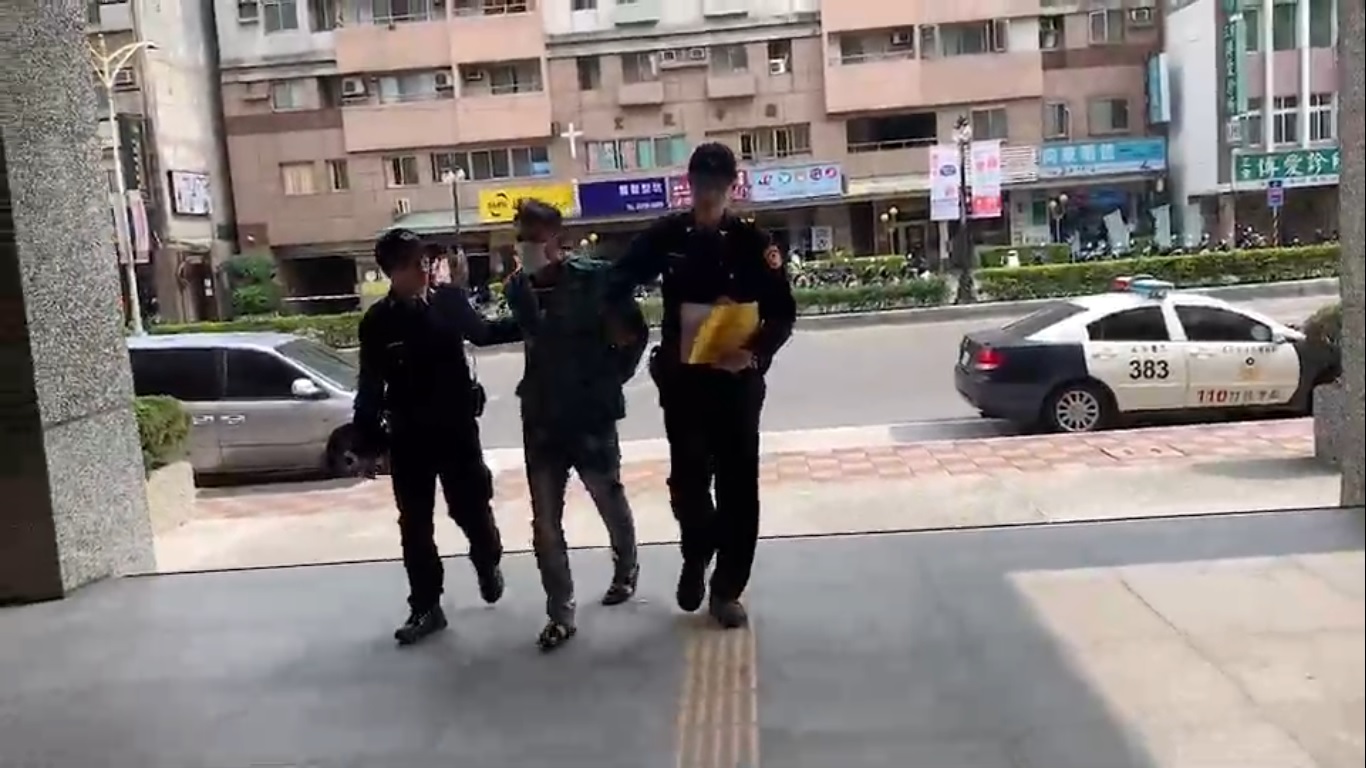 資深藝人康龍的兒子涉嫌縱火，被依公共危險罪嫌移送。（翻攝畫面）