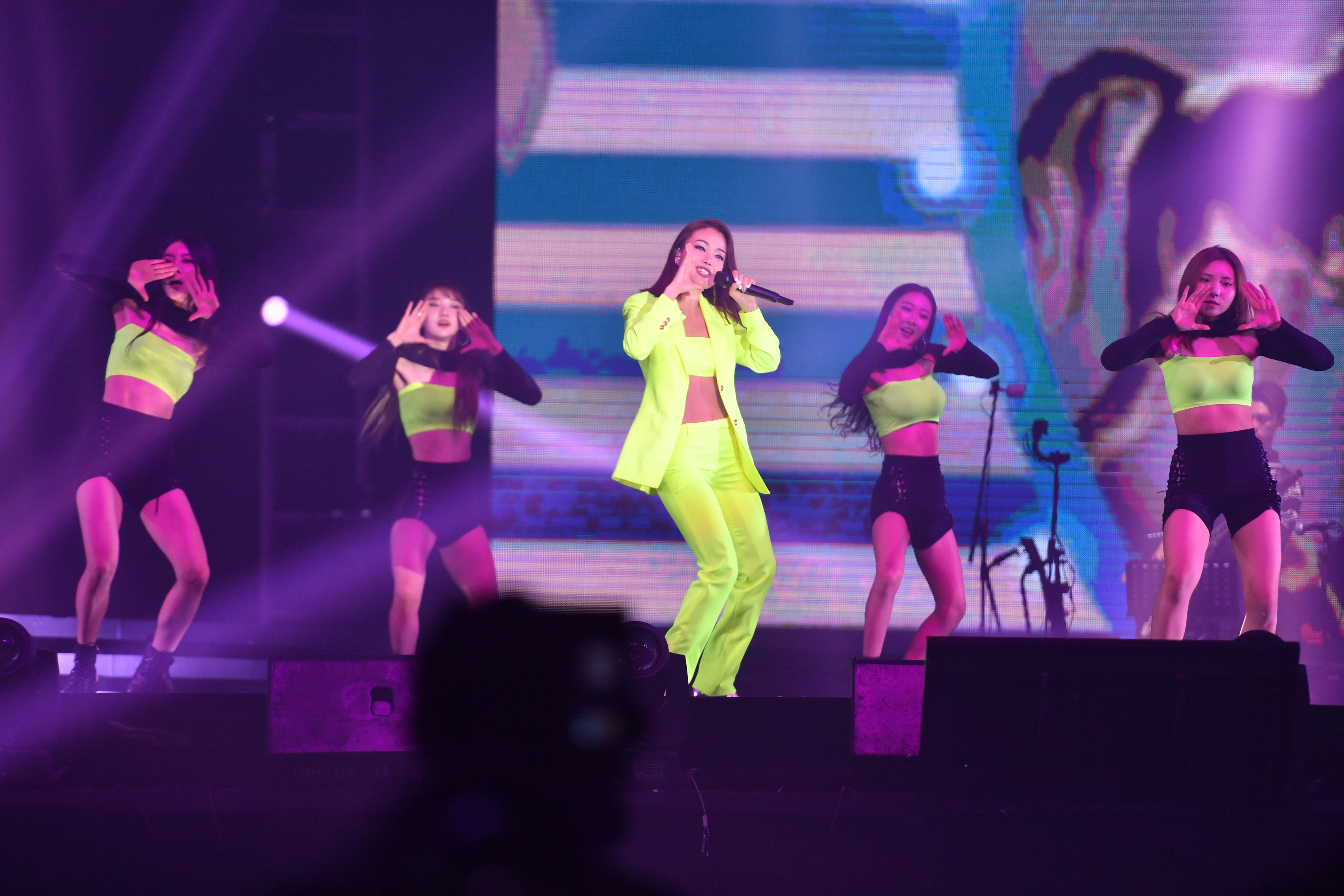 香港天后容祖兒率領舞群壓軸登場，中空褲裝性感又帥氣。（KKBOX提供）