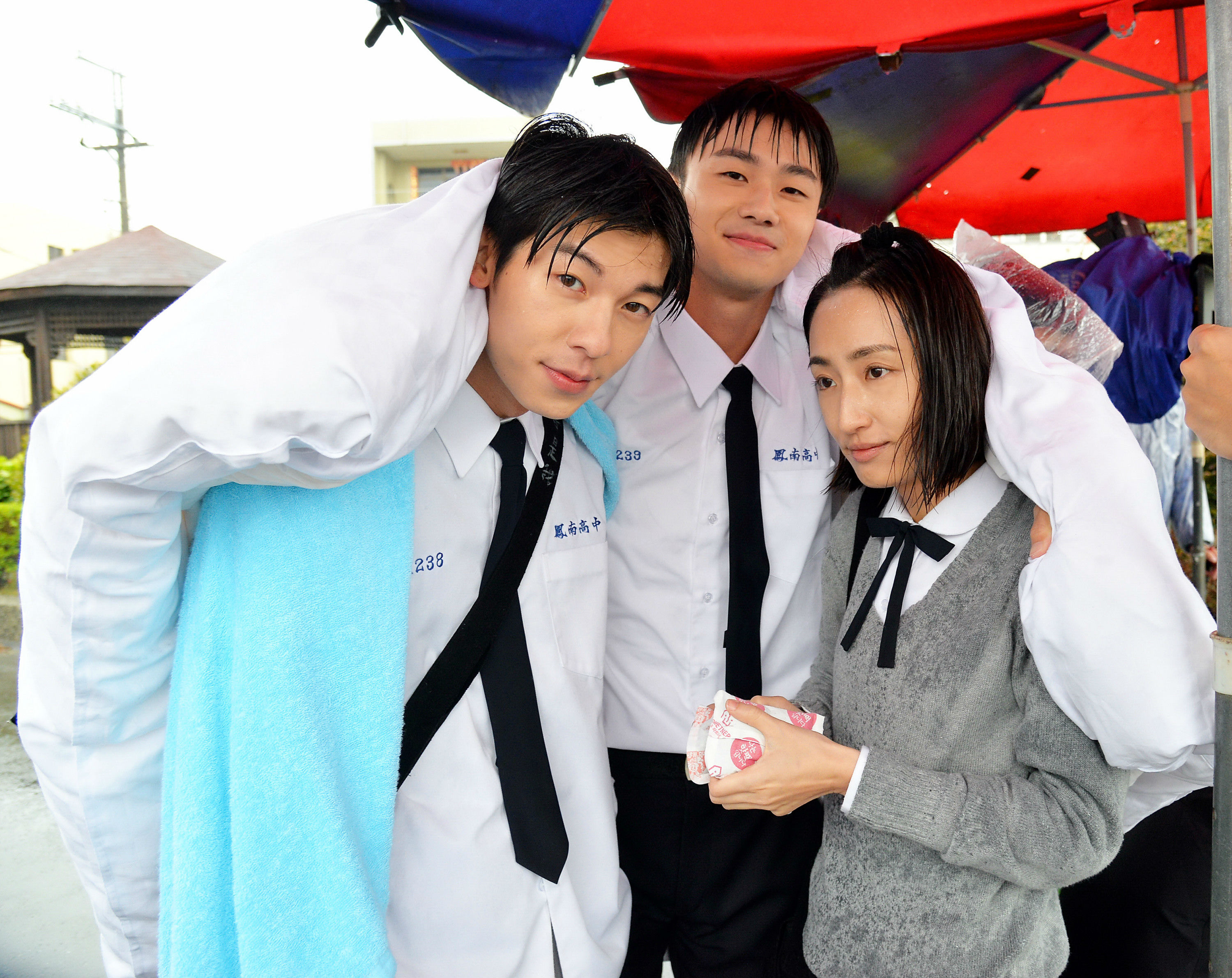 許光漢（左起）、施柏宇、柯佳嬿3人在寒流日拍淋雨戲，忍不住裹棉被取暖。（福斯傳媒集團提供）