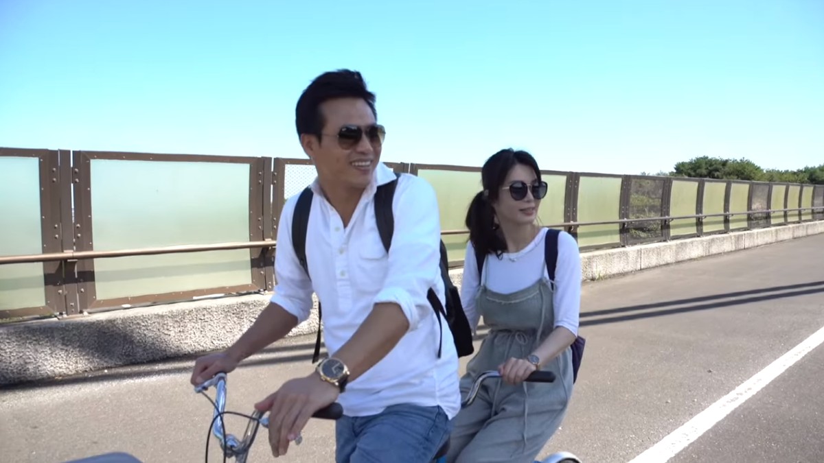 陳國華與IVY騎車享受難得的悠閒浪漫。（亞洲旅遊台提供）