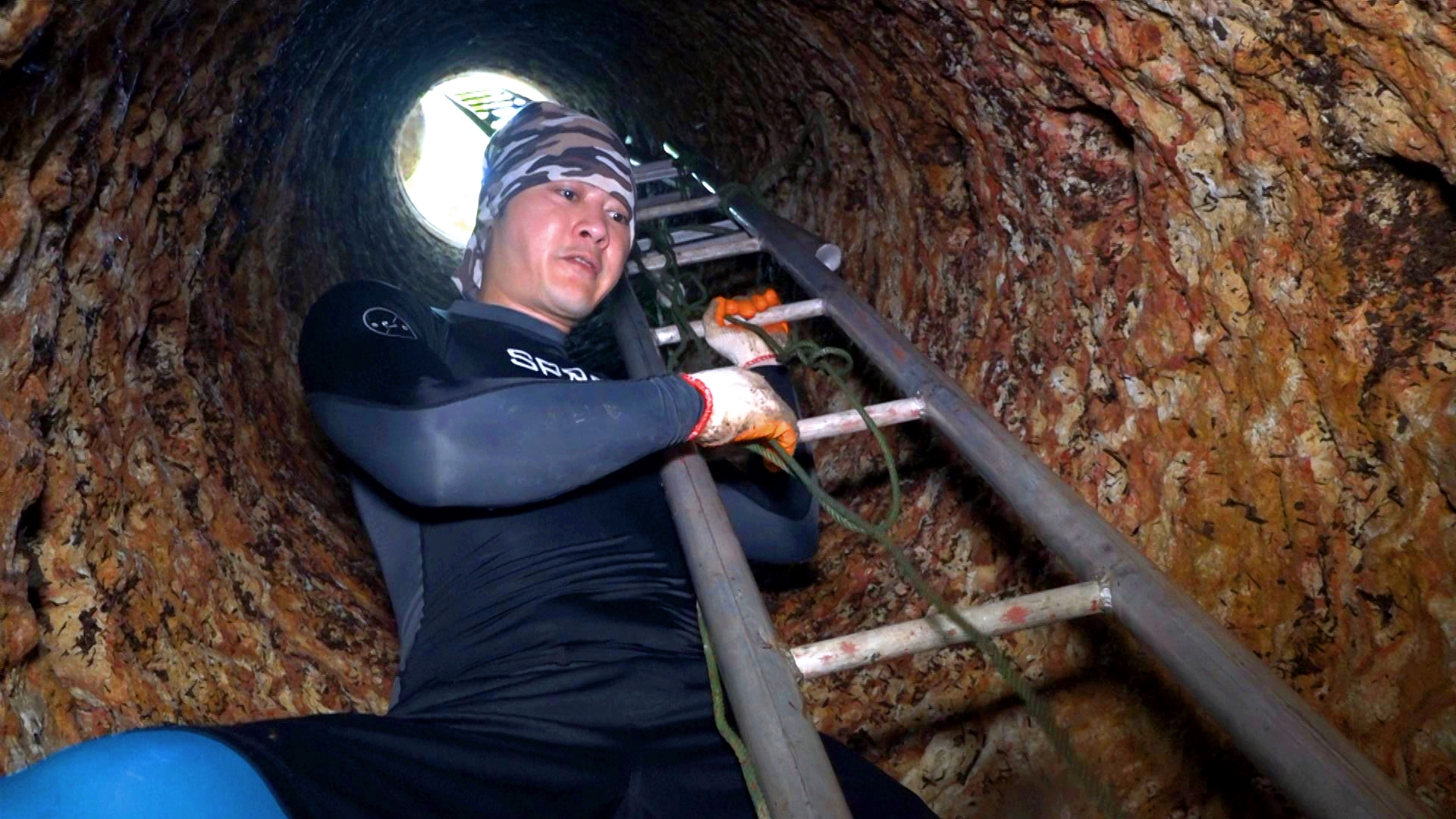 張勛傑為八大綜合台《世界第一等》代班出外景，在泰國潛入「奇井」。（八大提供）