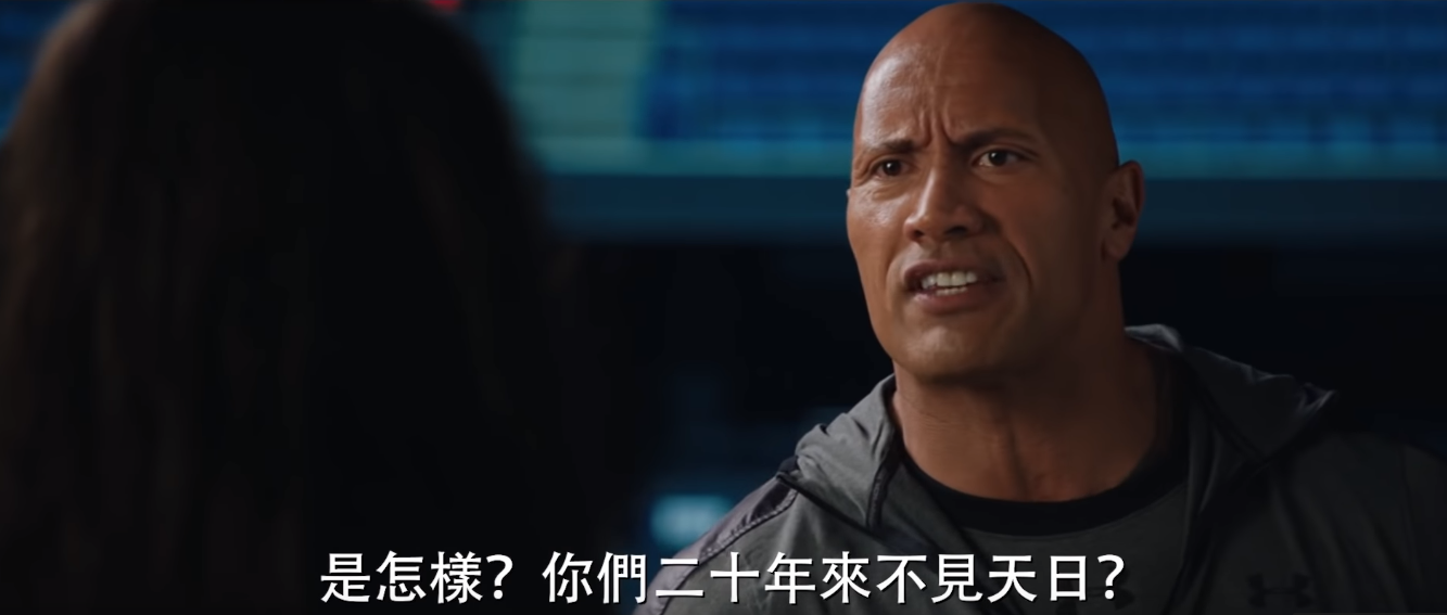 巨石強森重操舊業，不僅在《我和我的摔角家庭》客串演出自己，戲外甚至親自教授女主角摔角技巧。（翻攝自預告）